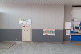 【高根公団駅】(改札外)食物販やポップアップストアに最適な人の流動が多い改札前コンコース