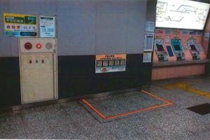 【高根公団駅】(改札外)食物販やポップアップストアに最適な人の流動が多い改札前コンコース