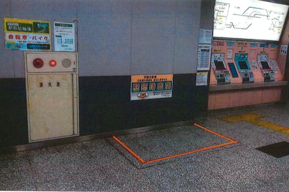 【高根公団駅】(改札外)食物販やポップアップストアに最適な人の流動が多い改札前コンコース