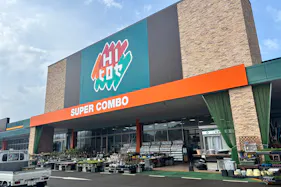 HIヒロセ スーパーコンボ竹田店 風除室