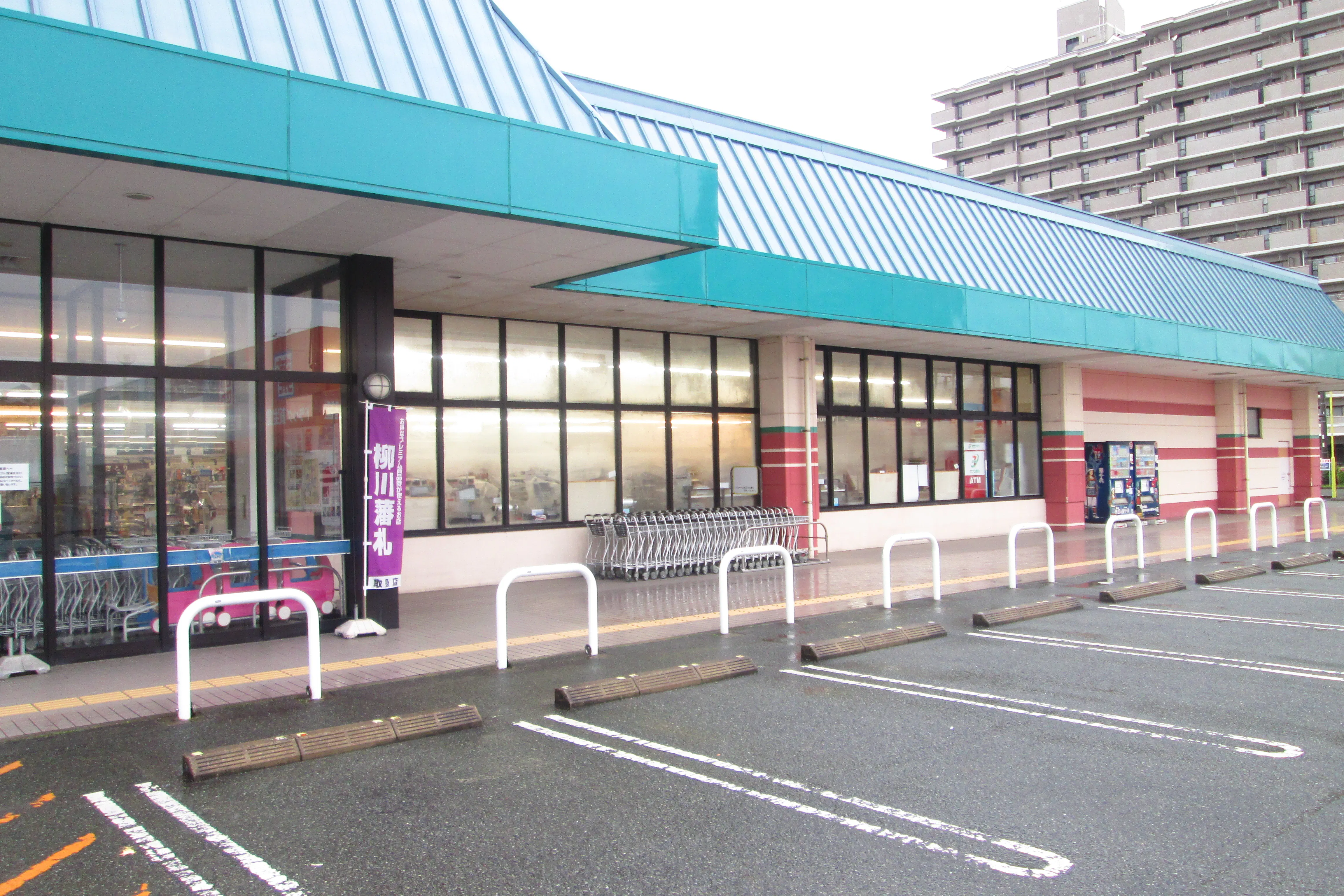 【レガネット柳川】店内入口横A 販促プロモーションに最適なスーパー屋外催事イベントスペース