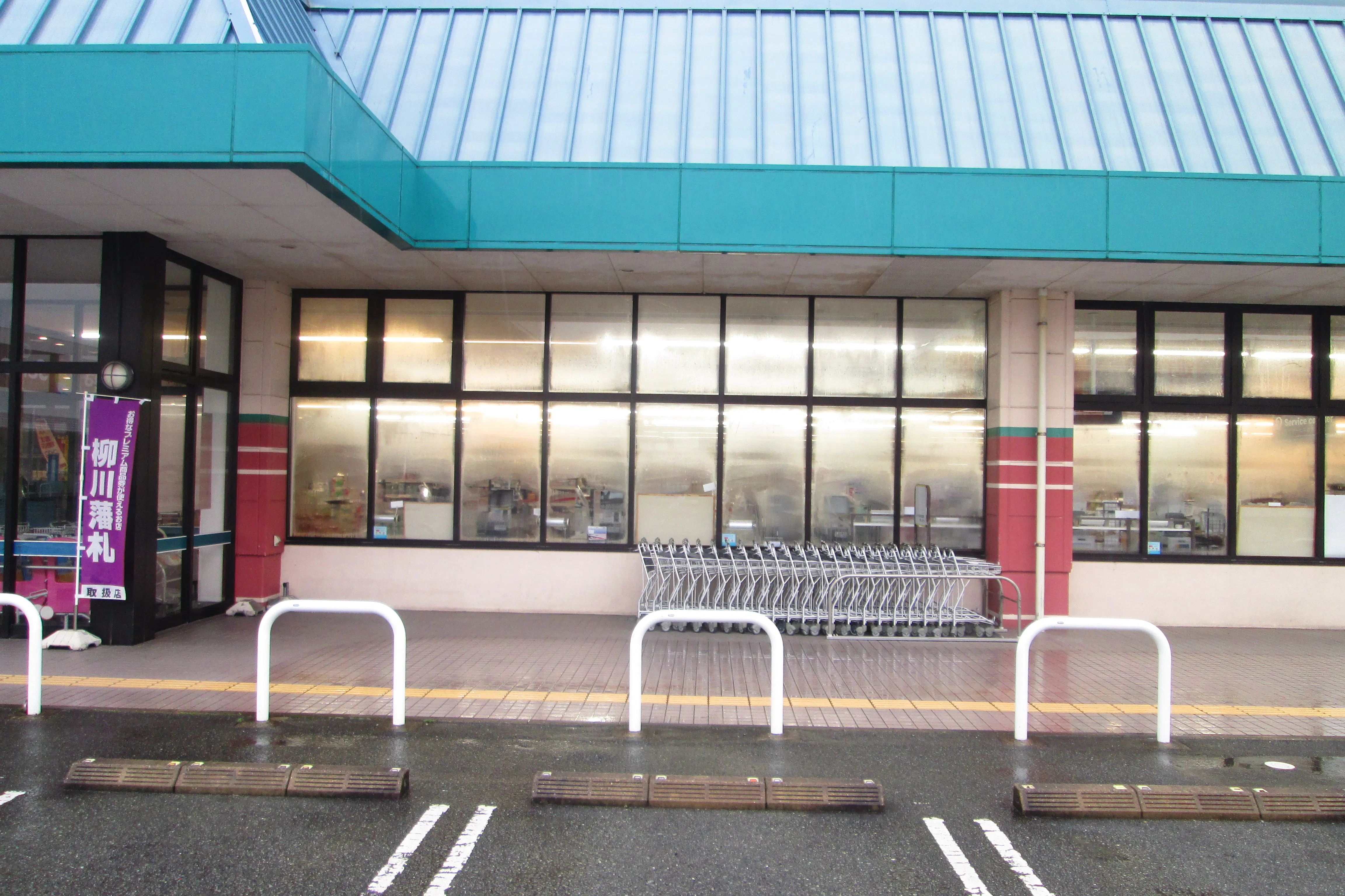 【レガネット柳川】店内入口横A 販促プロモーションに最適なスーパー屋外催事イベントスペース