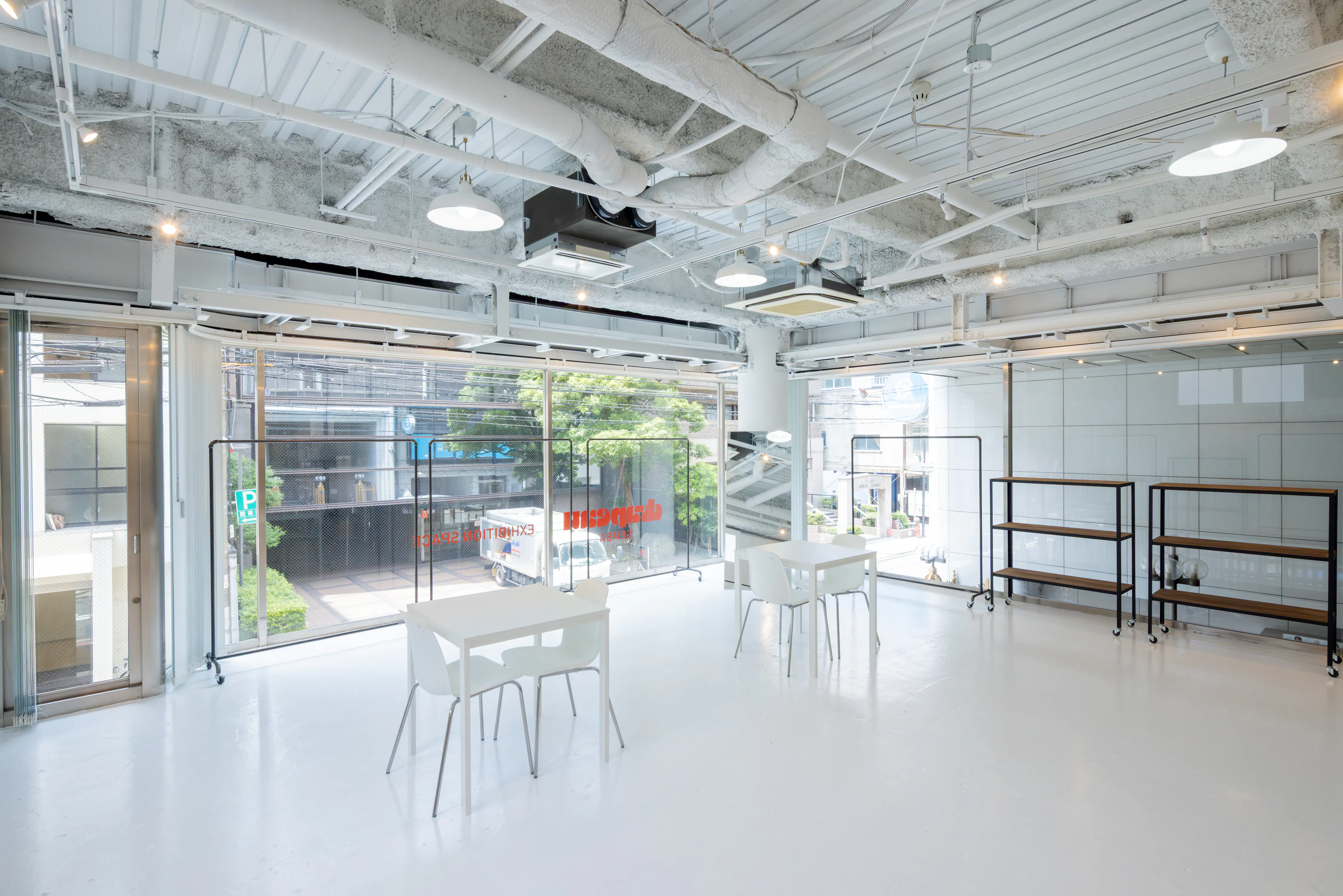 【心斎橋駅5分｜本町駅5分】招待制のファッション系展示販売会やアート系展示会に最適な白を基調とした清潔感のあるレンタルスペース