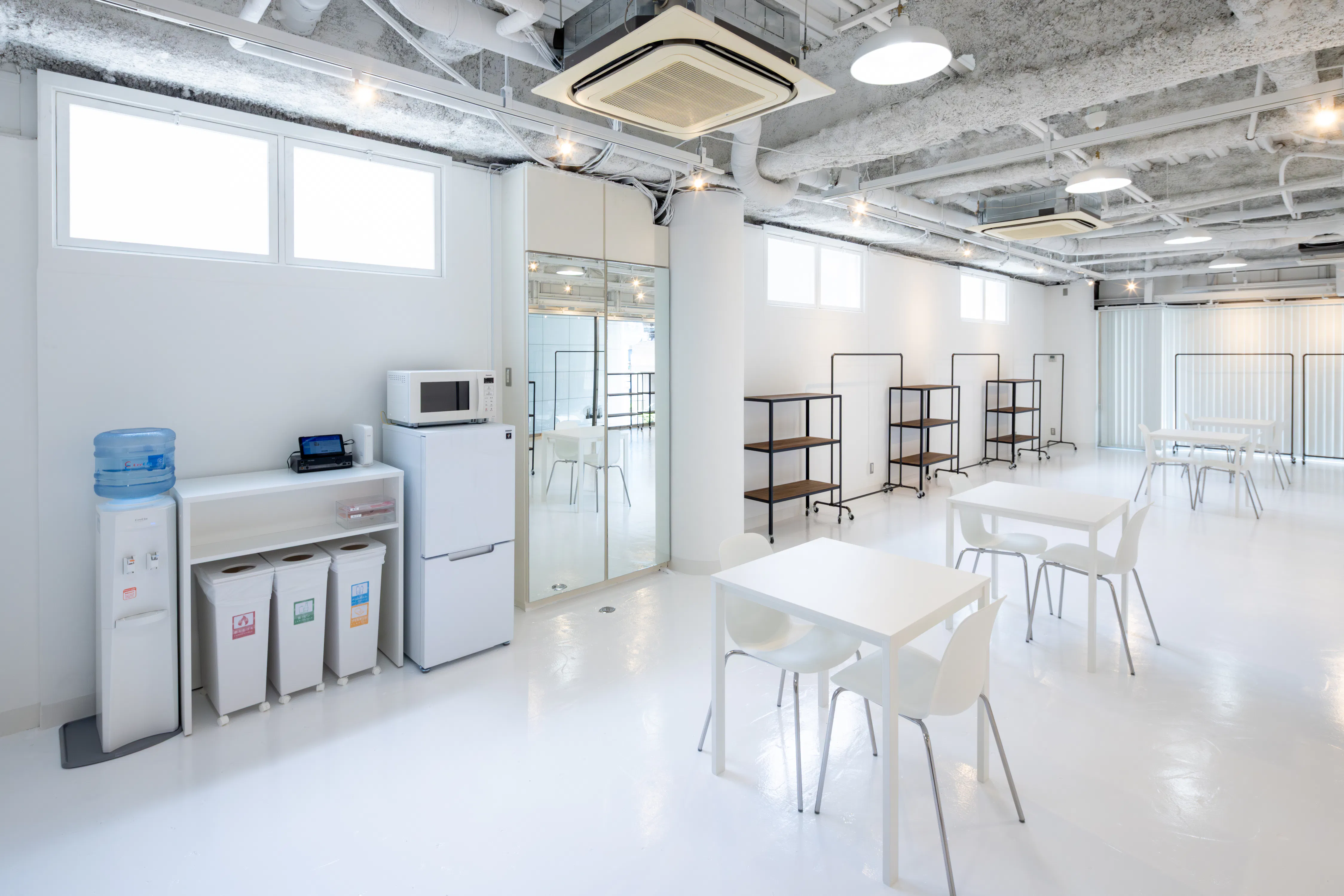 【心斎橋駅5分|本町駅5分】招待制のファッション系展示販売会やアート系展示会に最適な白を基調とした清潔感のあるレンタルスペース