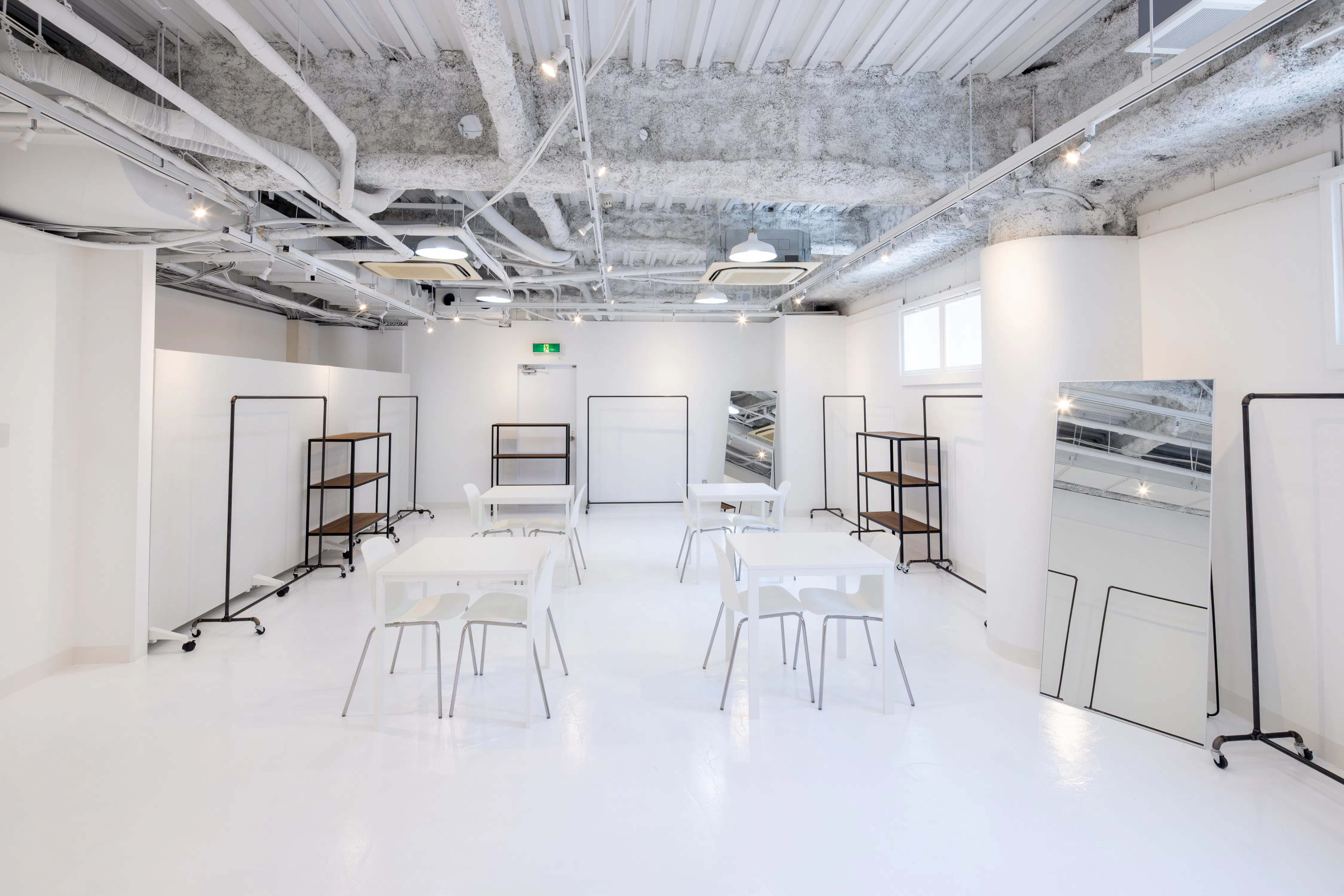 【心斎橋駅5分|本町駅5分】招待制のファッション系展示販売会やアート系展示会に最適な白を基調とした清潔感のあるレンタルスペース