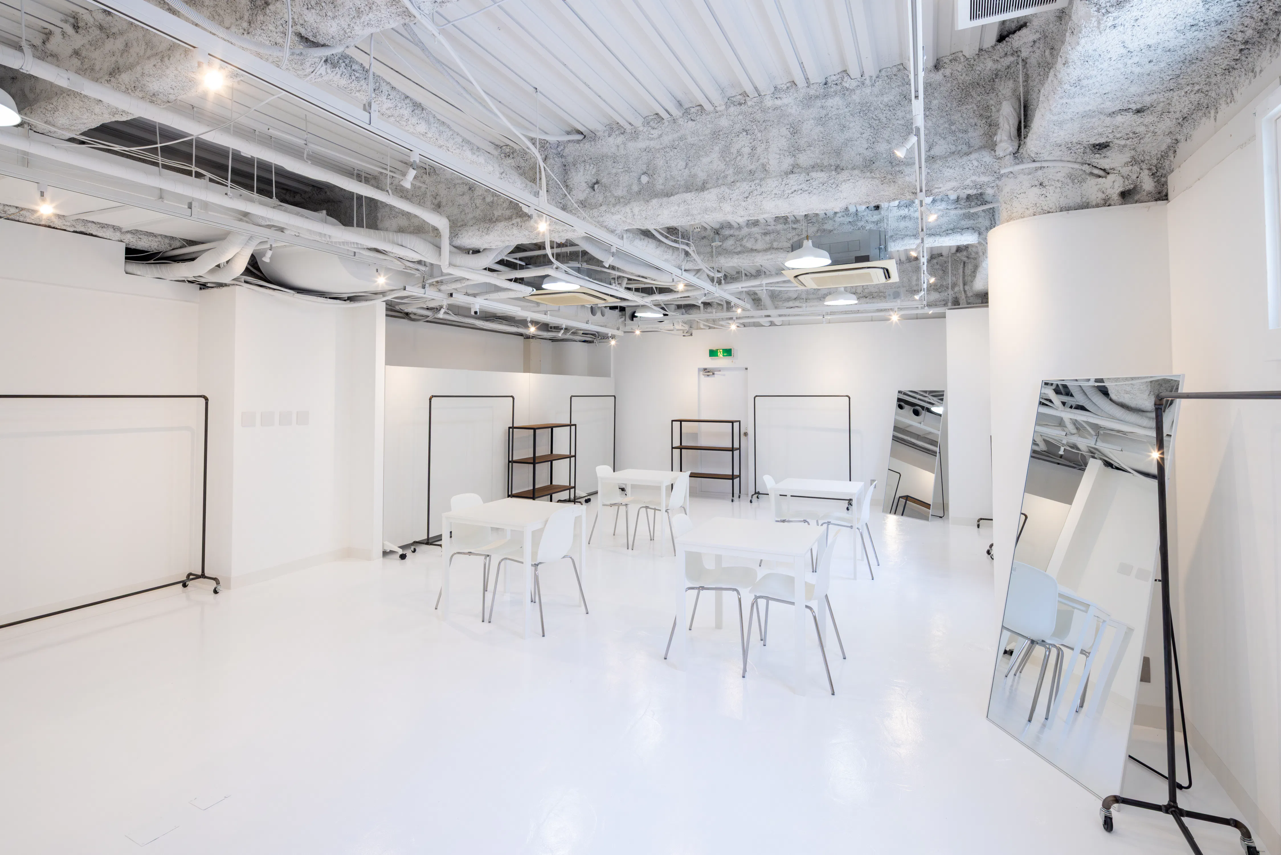 【心斎橋駅5分｜本町駅5分】招待制のファッション系展示販売会やアート系展示会に最適な白を基調とした清潔感のあるレンタルスペース