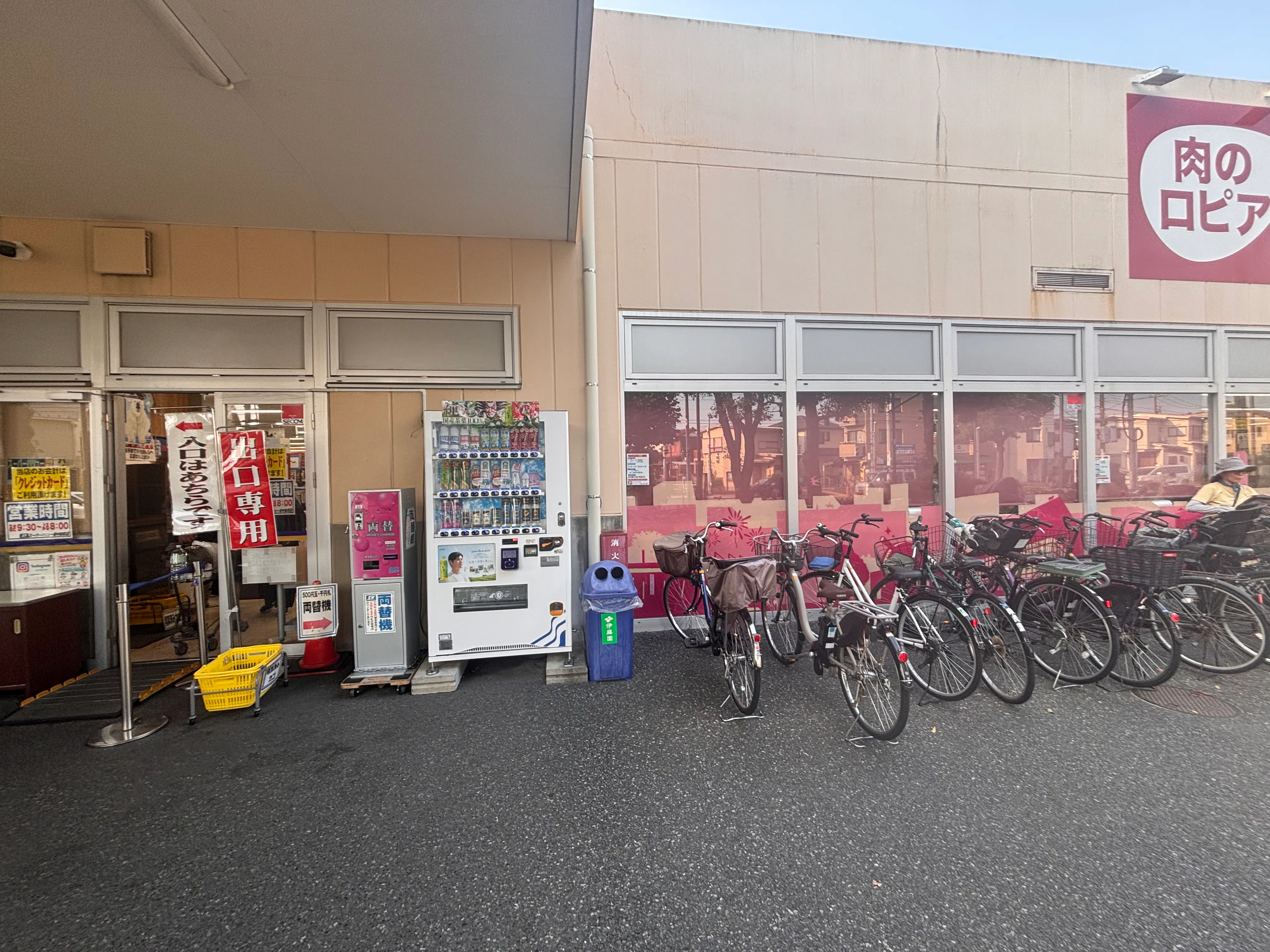 【スーパーバリュー ロピア府中新町店】店頭入口横 各種プロモーション、会員獲得イベントに最適なスーパーマーケットの屋外催事イベントスペース