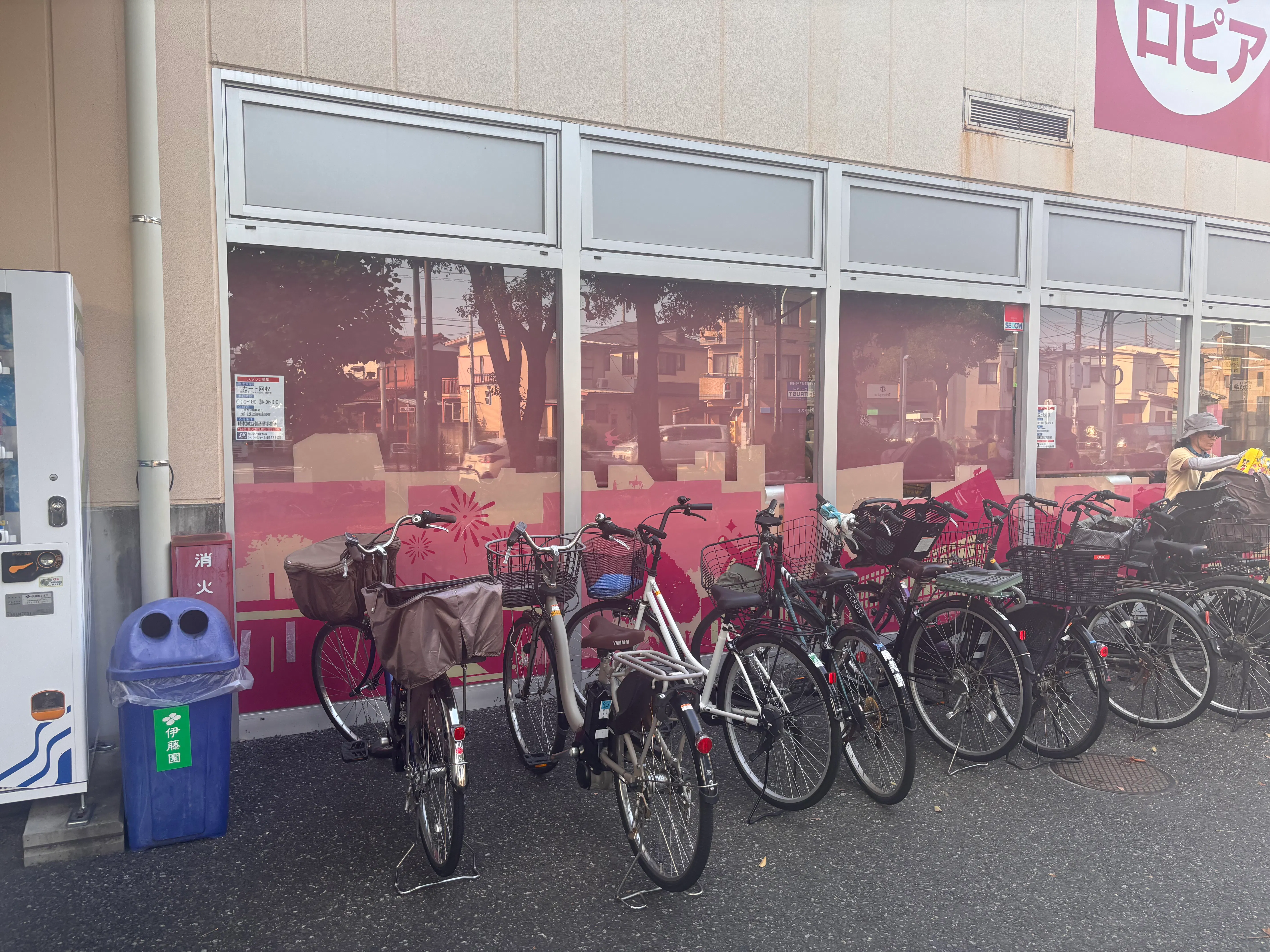 【スーパーバリュー ロピア府中新町店】店頭入口横 各種プロモーション、会員獲得イベントに最適なスーパーマーケットの屋外催事イベントスペース