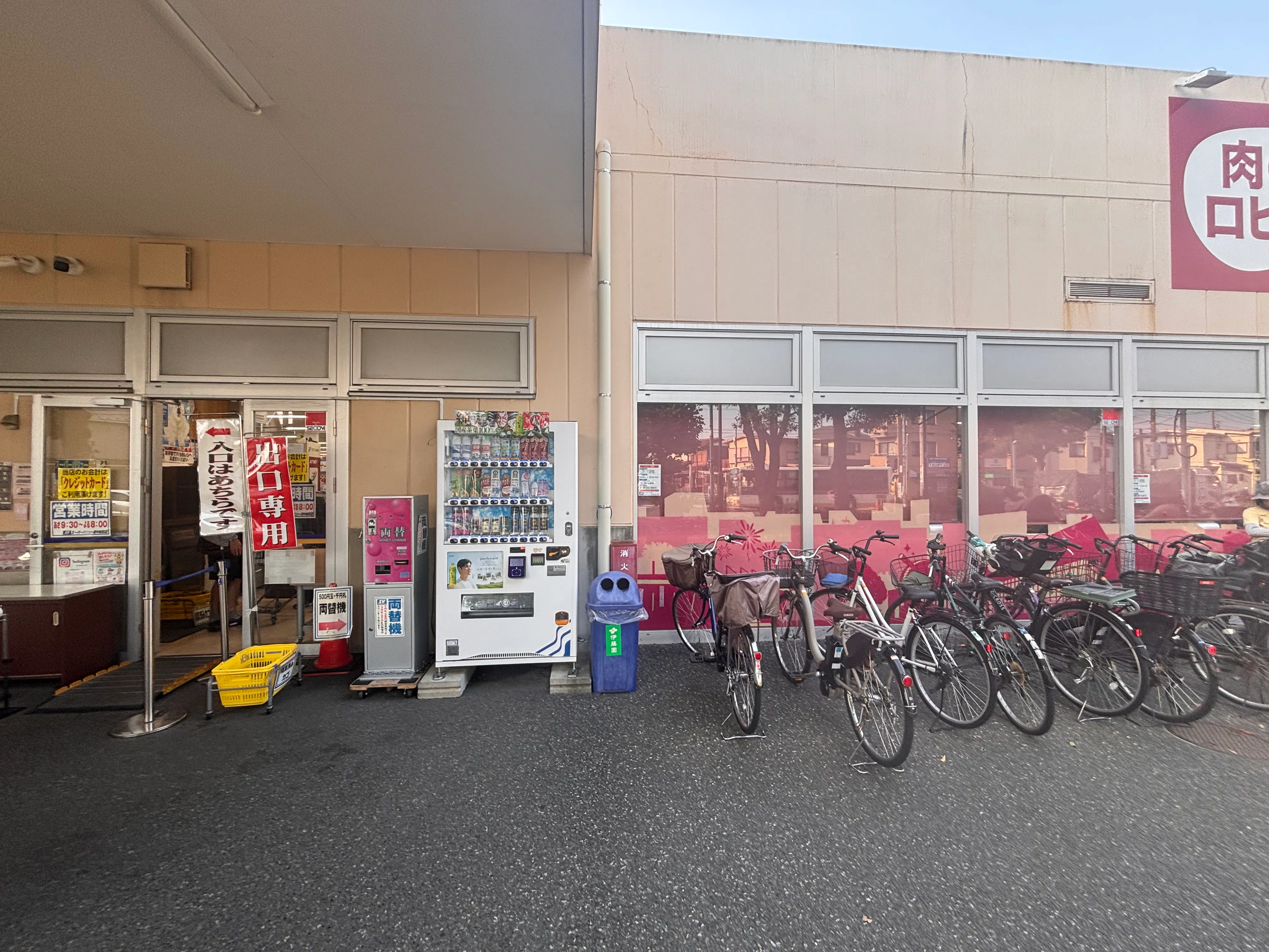 【スーパーバリュー ロピア府中新町店】店頭入口横 各種プロモーション、会員獲得イベントに最適なスーパーマーケットの屋外催事イベントスペース