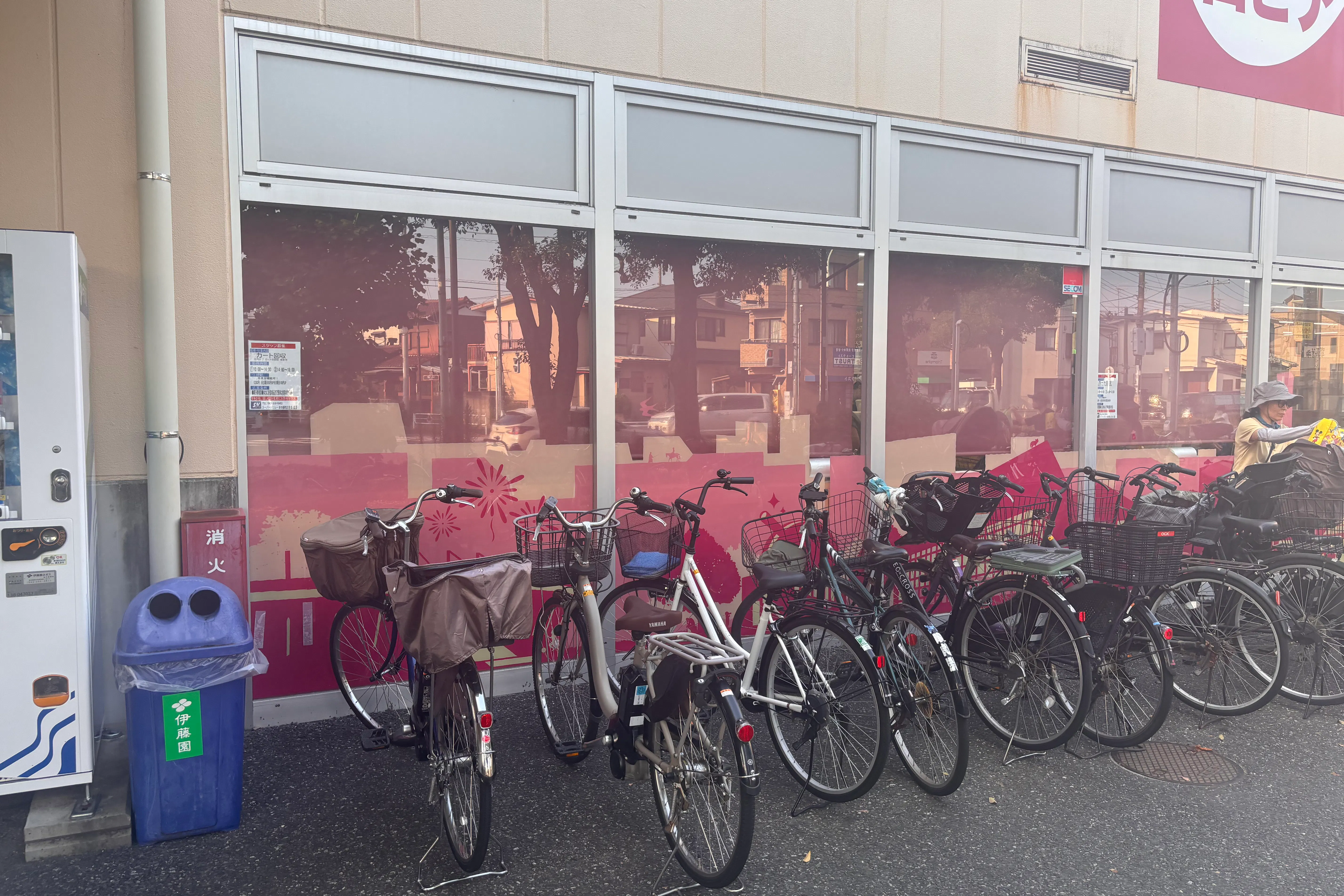 【スーパーバリュー ロピア府中新町店】店頭入口横 各種プロモーション、会員獲得イベントに最適なスーパーマーケットの屋外催事イベントスペース
