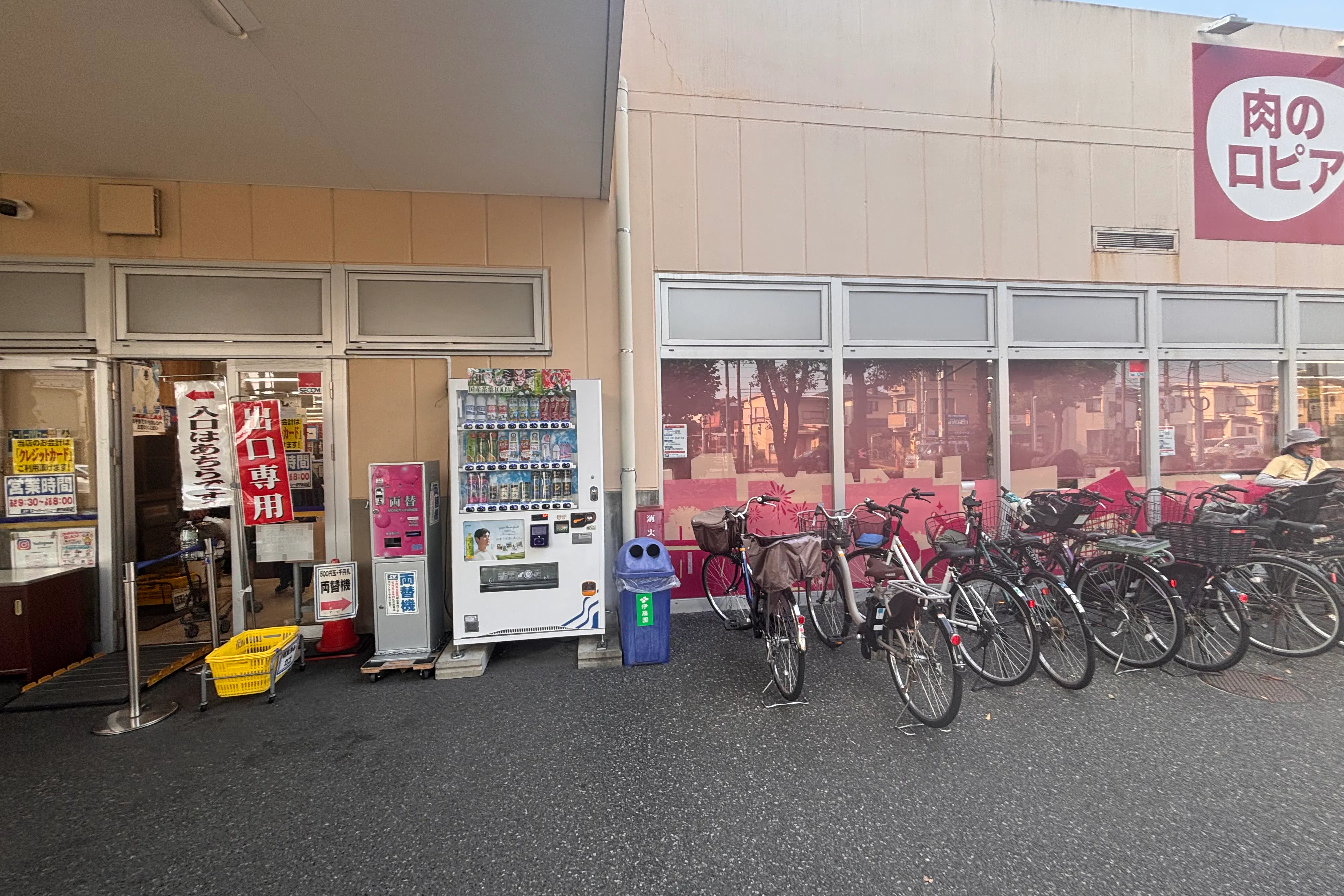 【スーパーバリュー ロピア府中新町店】店頭入口横 各種プロモーション、会員獲得イベントに最適なスーパーマーケットの屋外催事イベントスペース