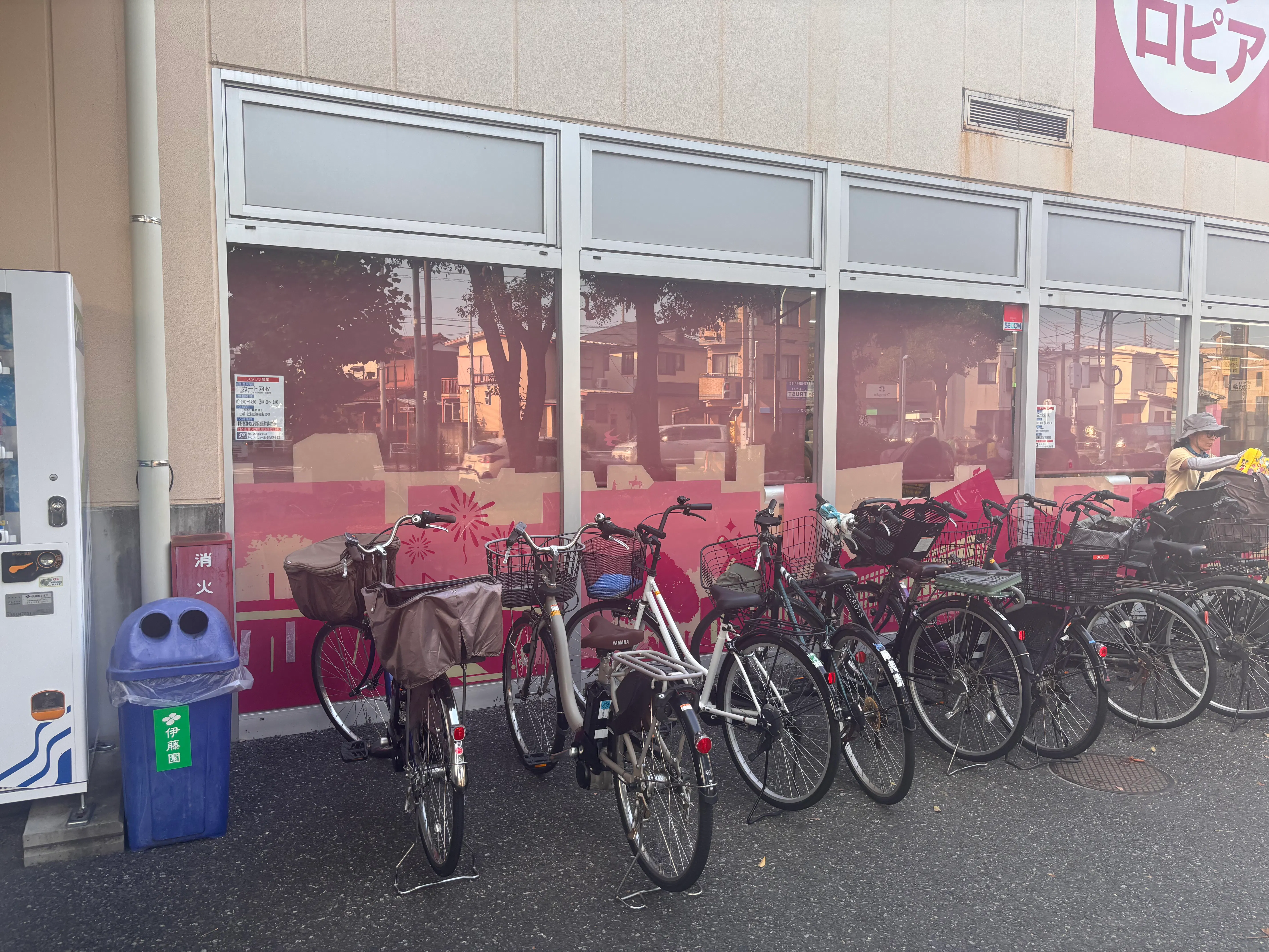【スーパーバリュー ロピア府中新町店】店頭入口横 各種プロモーション、会員獲得イベントに最適なスーパーマーケットの屋外催事イベントスペースの画像