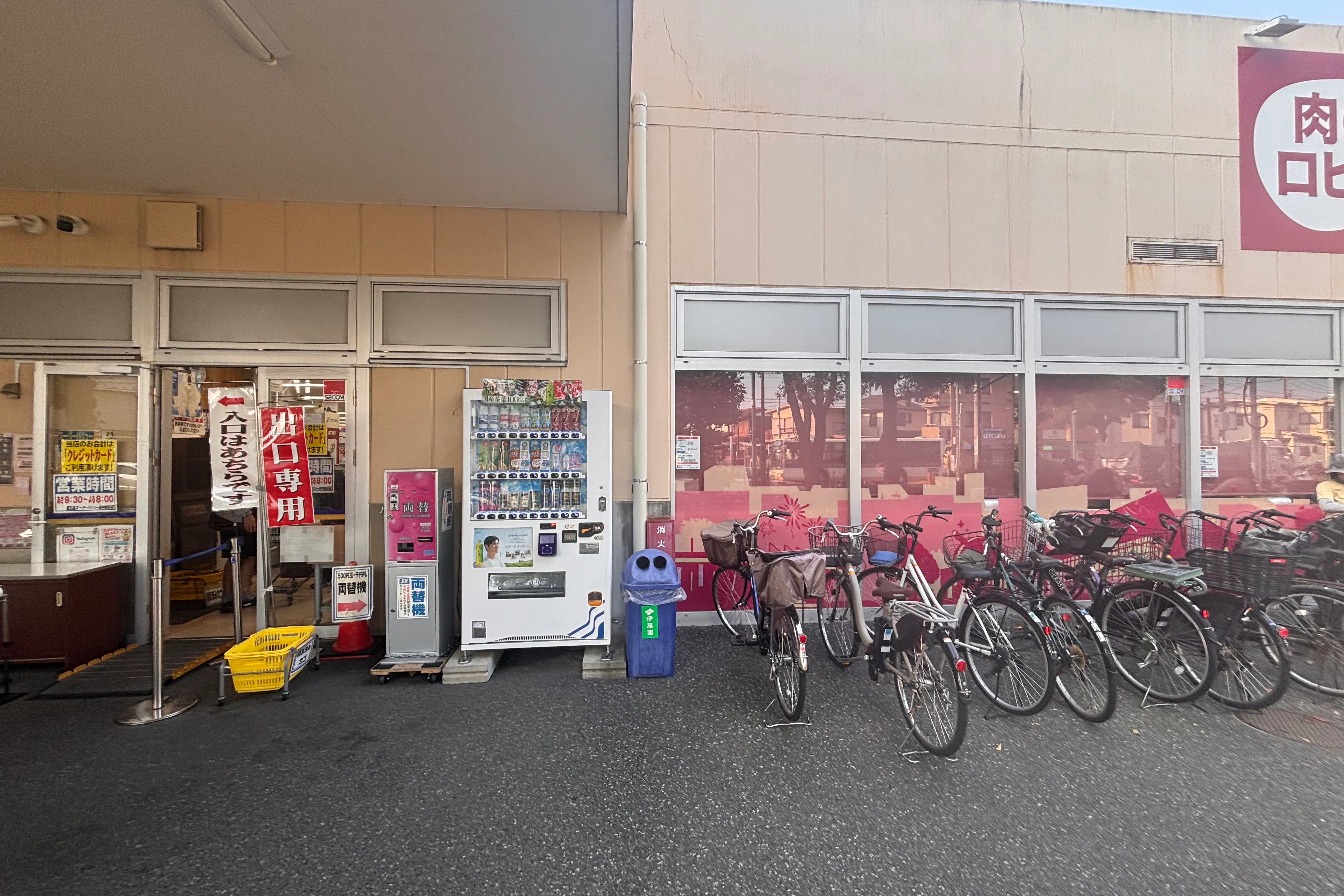 【スーパーバリュー ロピア府中新町店】店頭入口横 各種プロモーション、会員獲得イベントに最適なスーパーマーケットの屋外催事イベントスペース