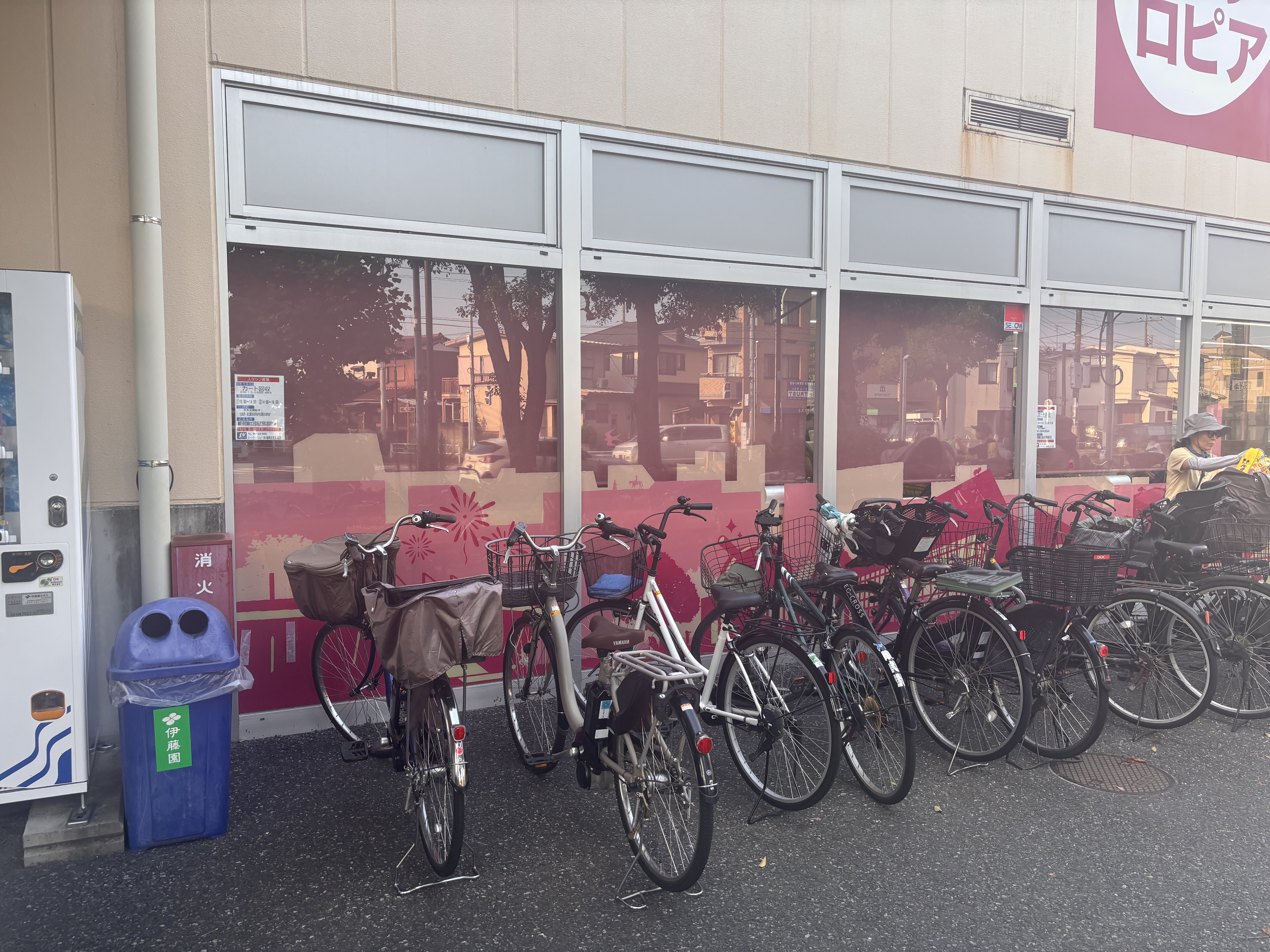 【スーパーバリュー ロピア府中新町店】店頭入口横 各種プロモーション、会員獲得イベントに最適なスーパーマーケットの屋外催事イベントスペース