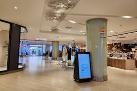 【イオンモールKYOTO】モール内広告 柱巻き