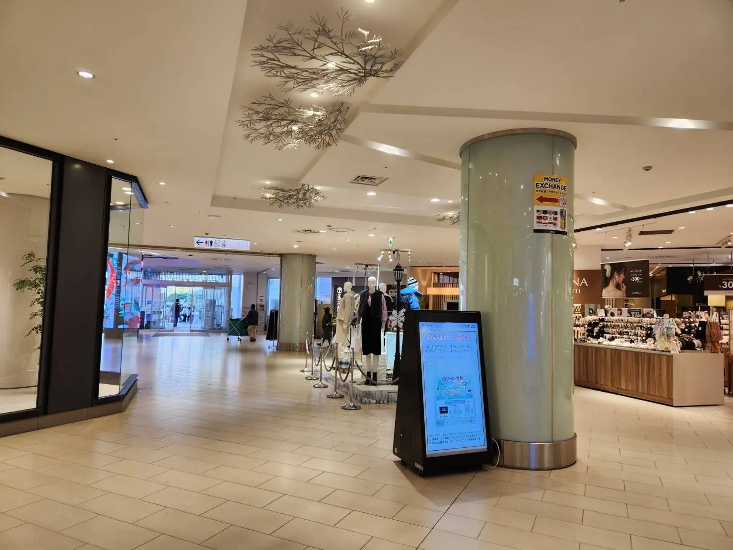【イオンモールKYOTO】モール内広告 柱巻き