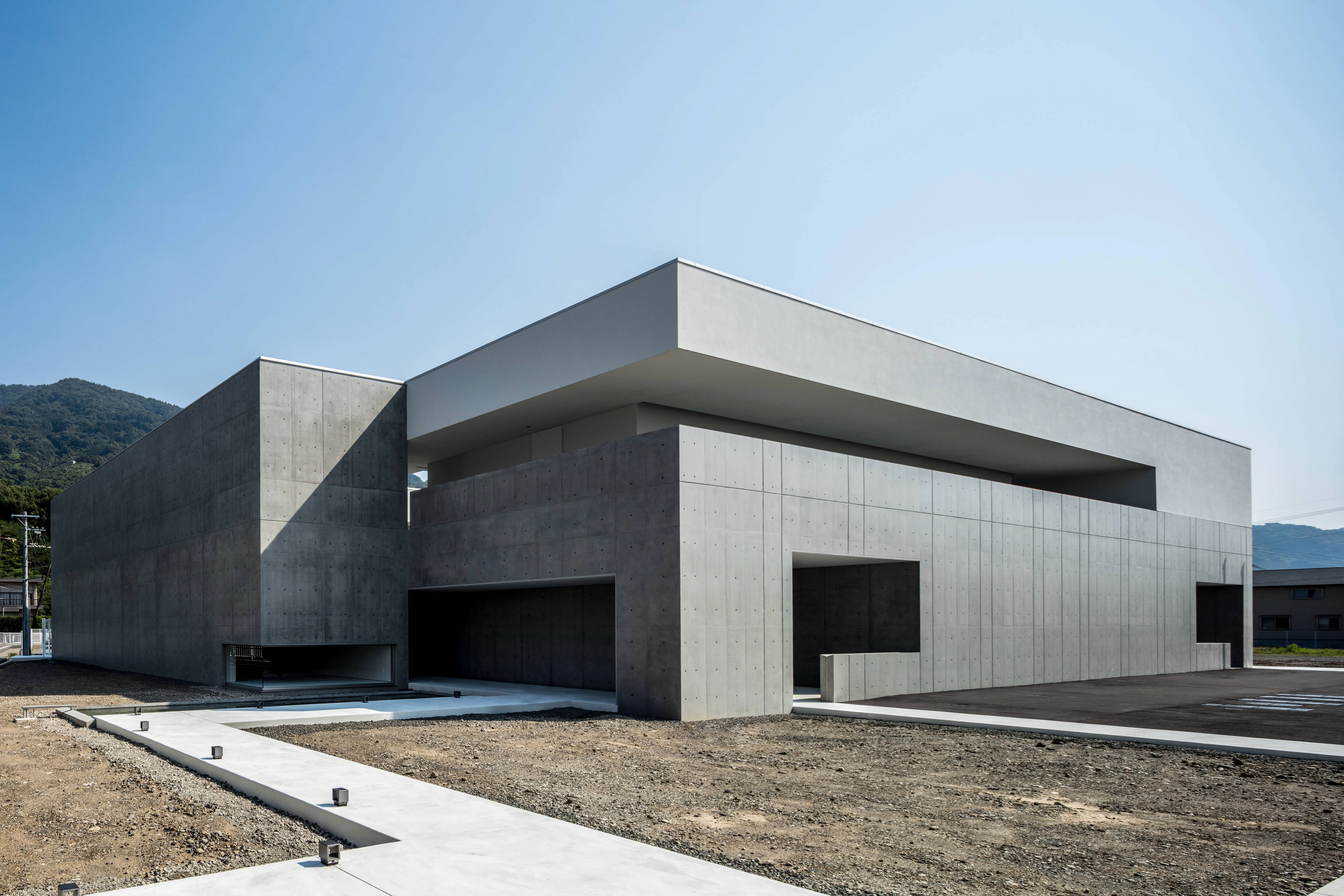 【和歌山県紀の川市】撮影やイベントに最適な高級感漂う900㎡プール付きの広大な撮影スタジオ