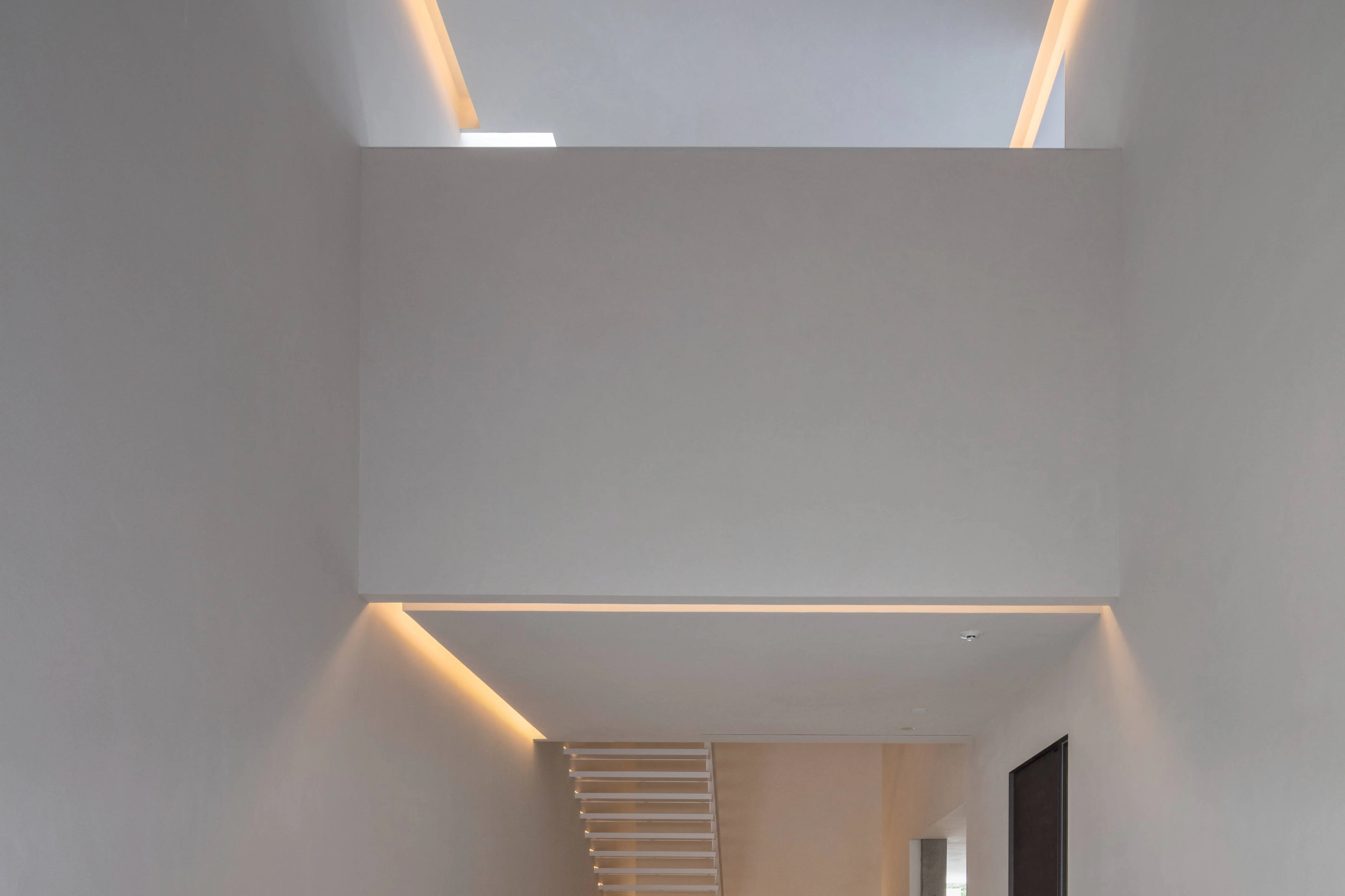 【和歌山県紀の川市】撮影やイベントに最適な高級感漂う900㎡プール付きの広大な撮影スタジオ