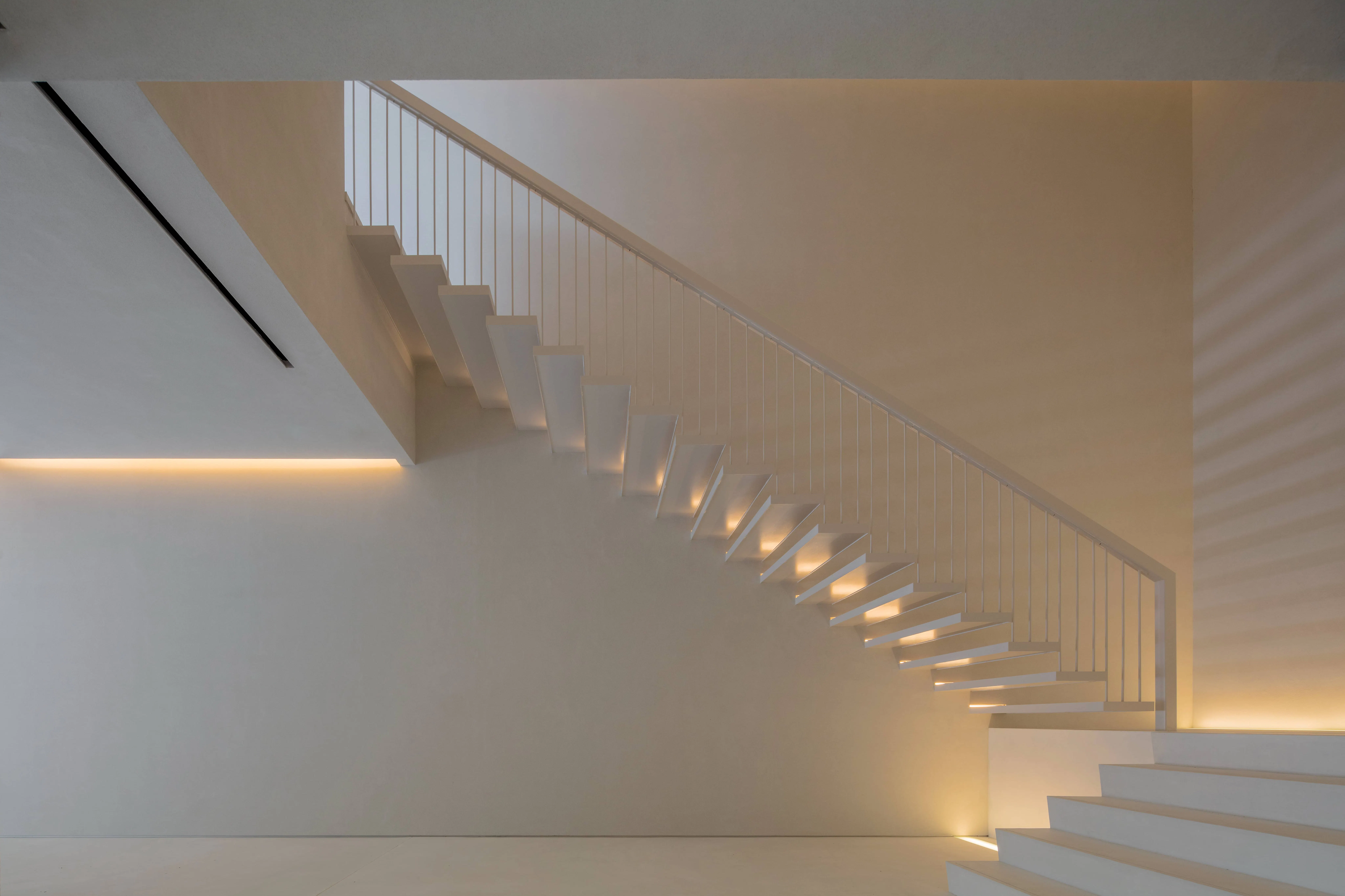 【和歌山県紀の川市】撮影やイベントに最適な高級感漂う900㎡プール付きの広大な撮影スタジオ