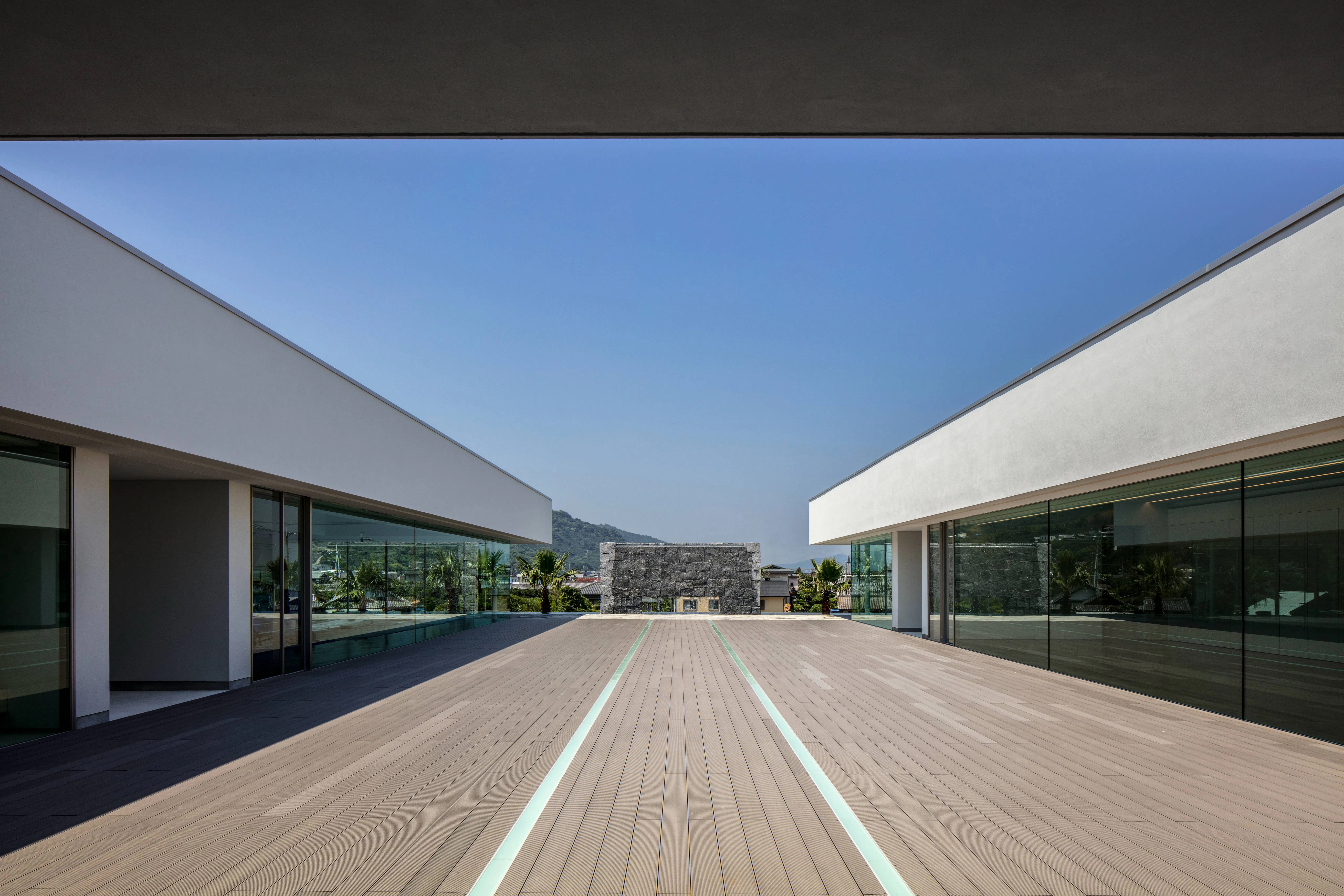 【和歌山県紀の川市】撮影やイベントに最適な高級感漂う900㎡プール付きの広大な撮影スタジオ