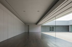 【和歌山県紀の川市】撮影やイベントに最適な高級感漂う900㎡プール付きの広大な撮影スタジオ