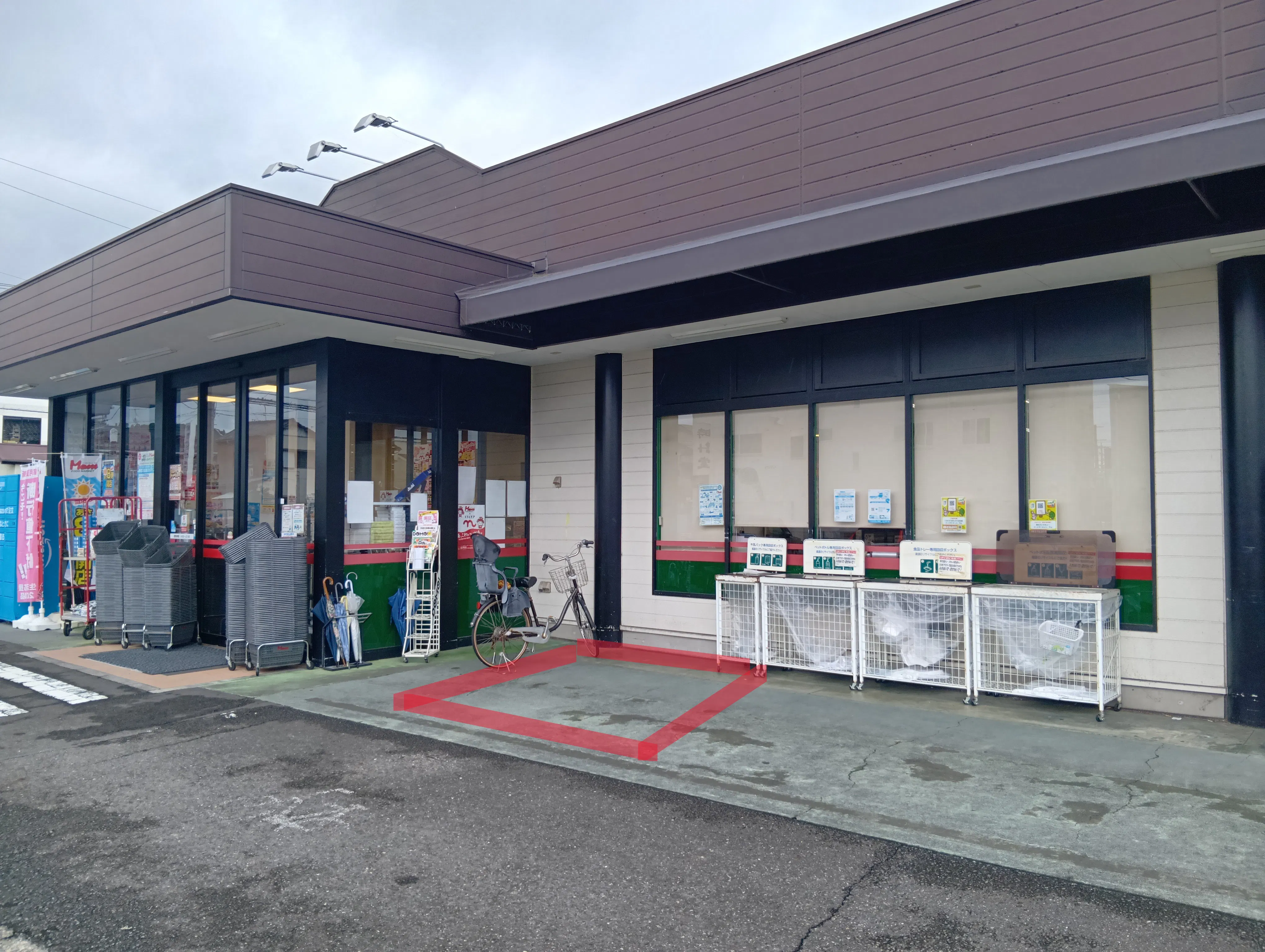 【フードマーケットマム古庄店】出入口右側スペース 販促プロモーションや物販に最適なスーパー屋外催事イベントスペース
