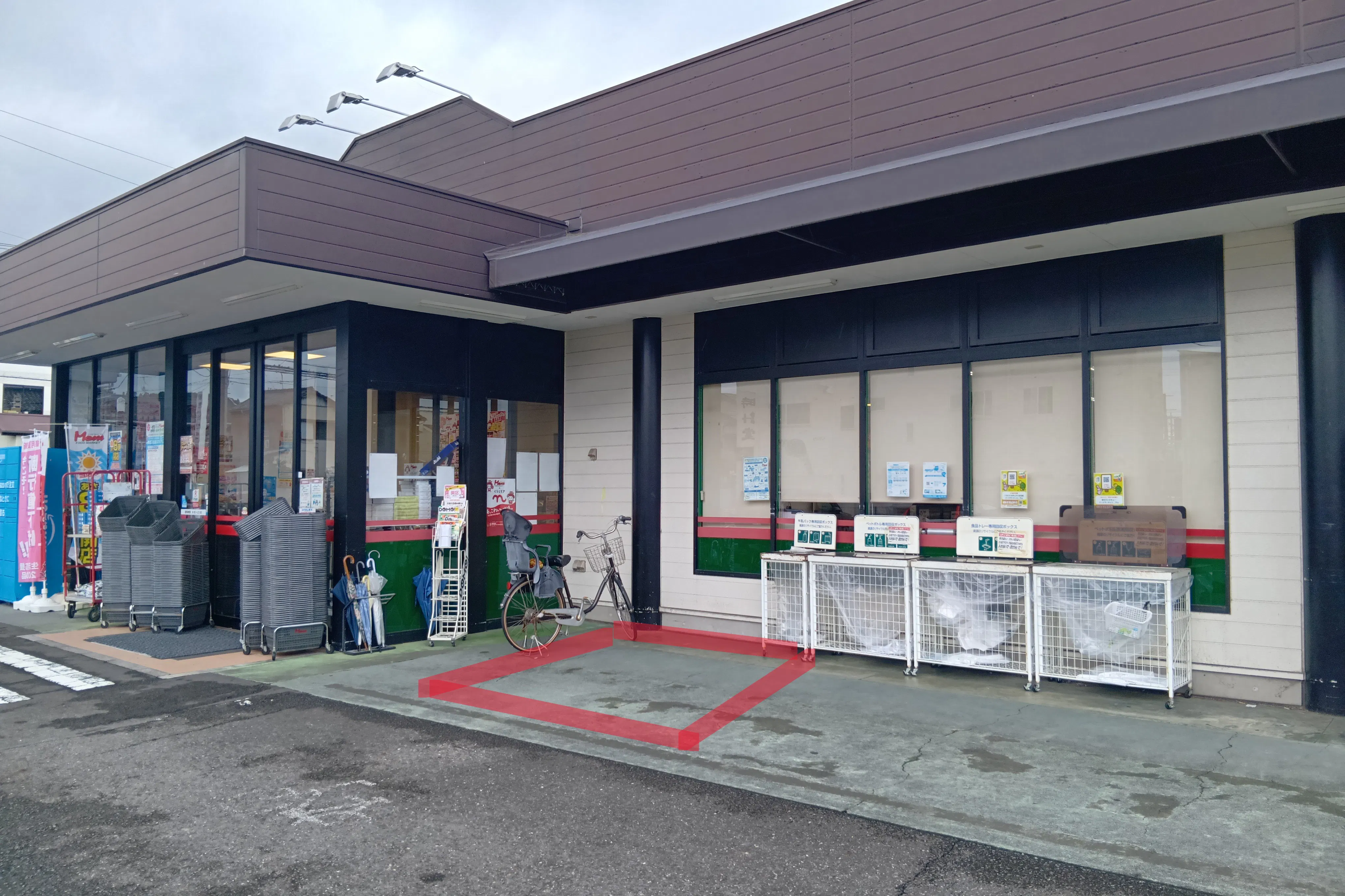 【フードマーケットマム古庄店】出入口右側スペース 販促プロモーションや物販に最適なスーパー屋外催事イベントスペース