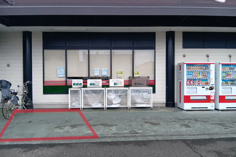【フードマーケットマム古庄店】出入口右側スペース 販促プロモーションや物販に最適なスーパー屋外催事イベントスペースの画像1