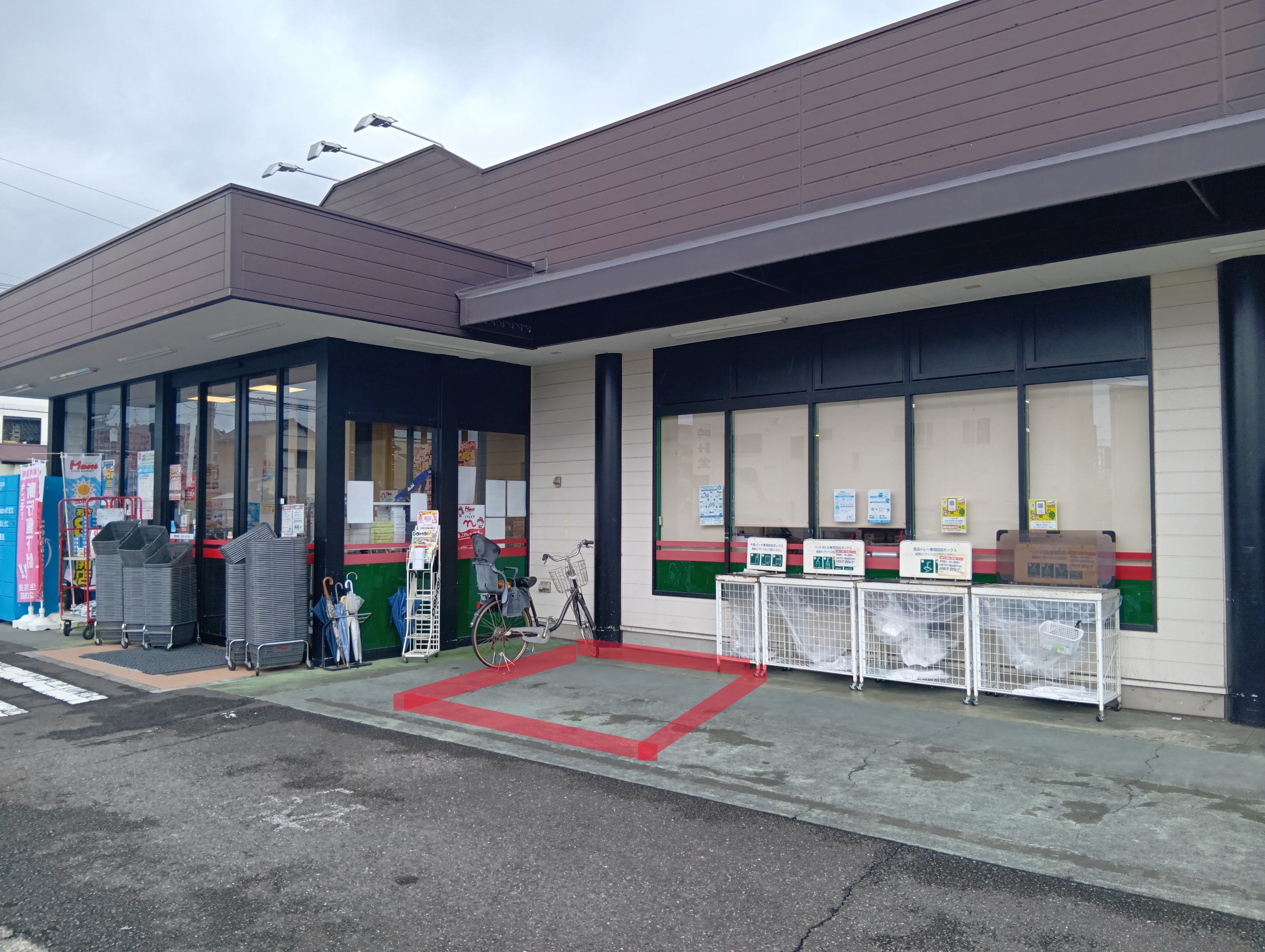 【フードマーケットマム古庄店】出入口右側スペース 販促プロモーションや物販に最適なスーパー屋外催事イベントスペース