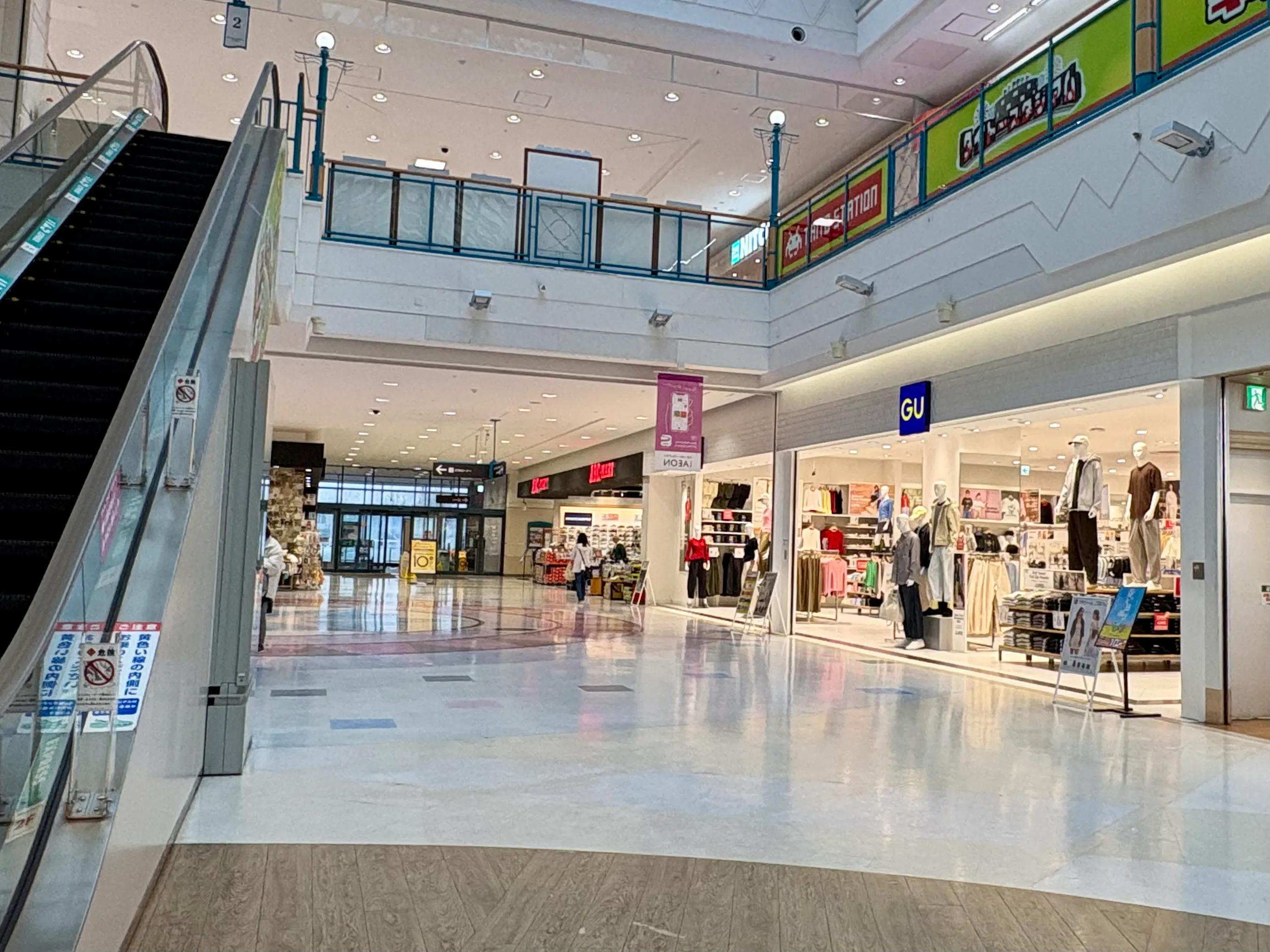 【イオンモール釧路昭和】飲食店側（ＧＵ前）エスカレーター横