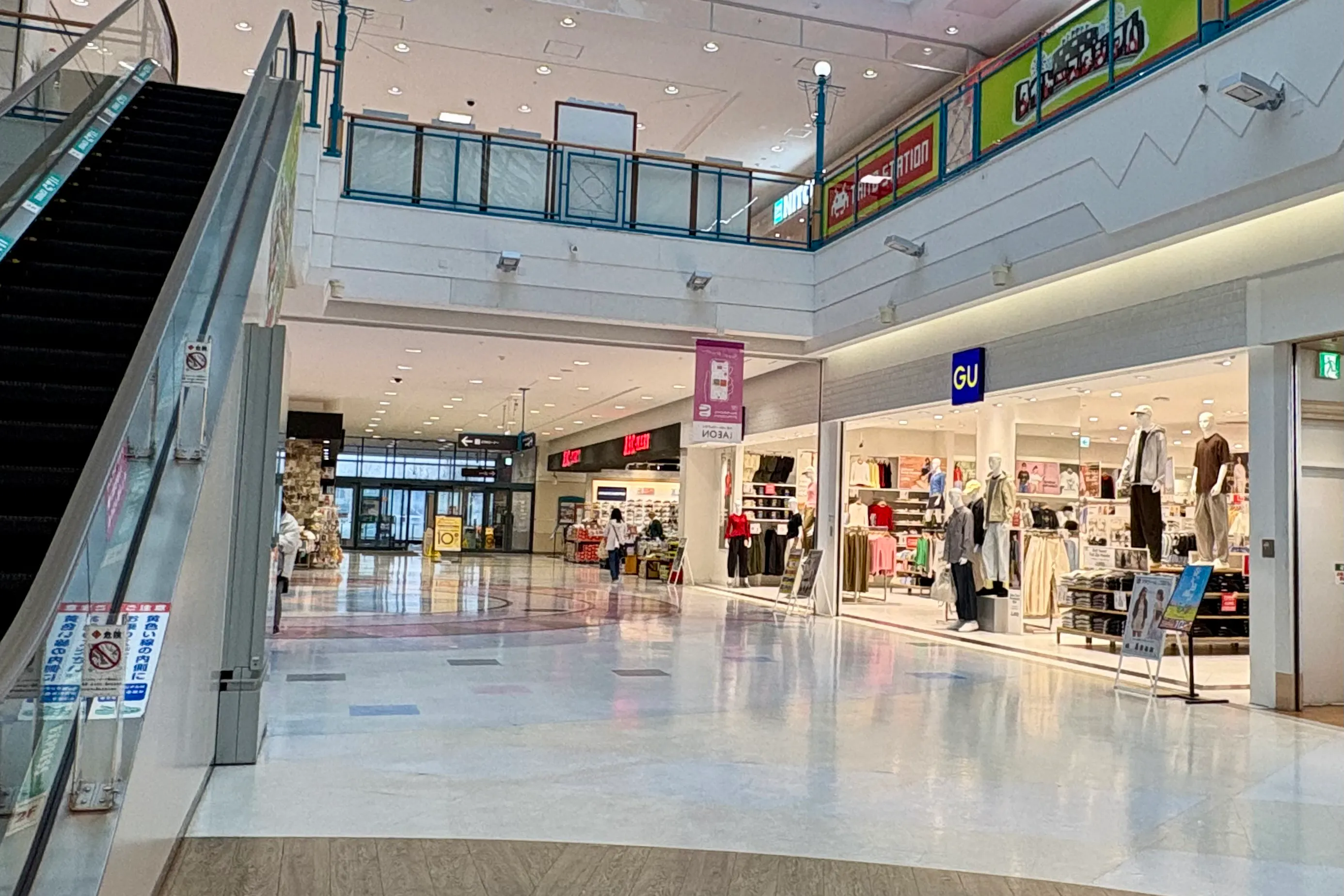 【イオンモール釧路昭和】飲食店側(GU前)エスカレーター横