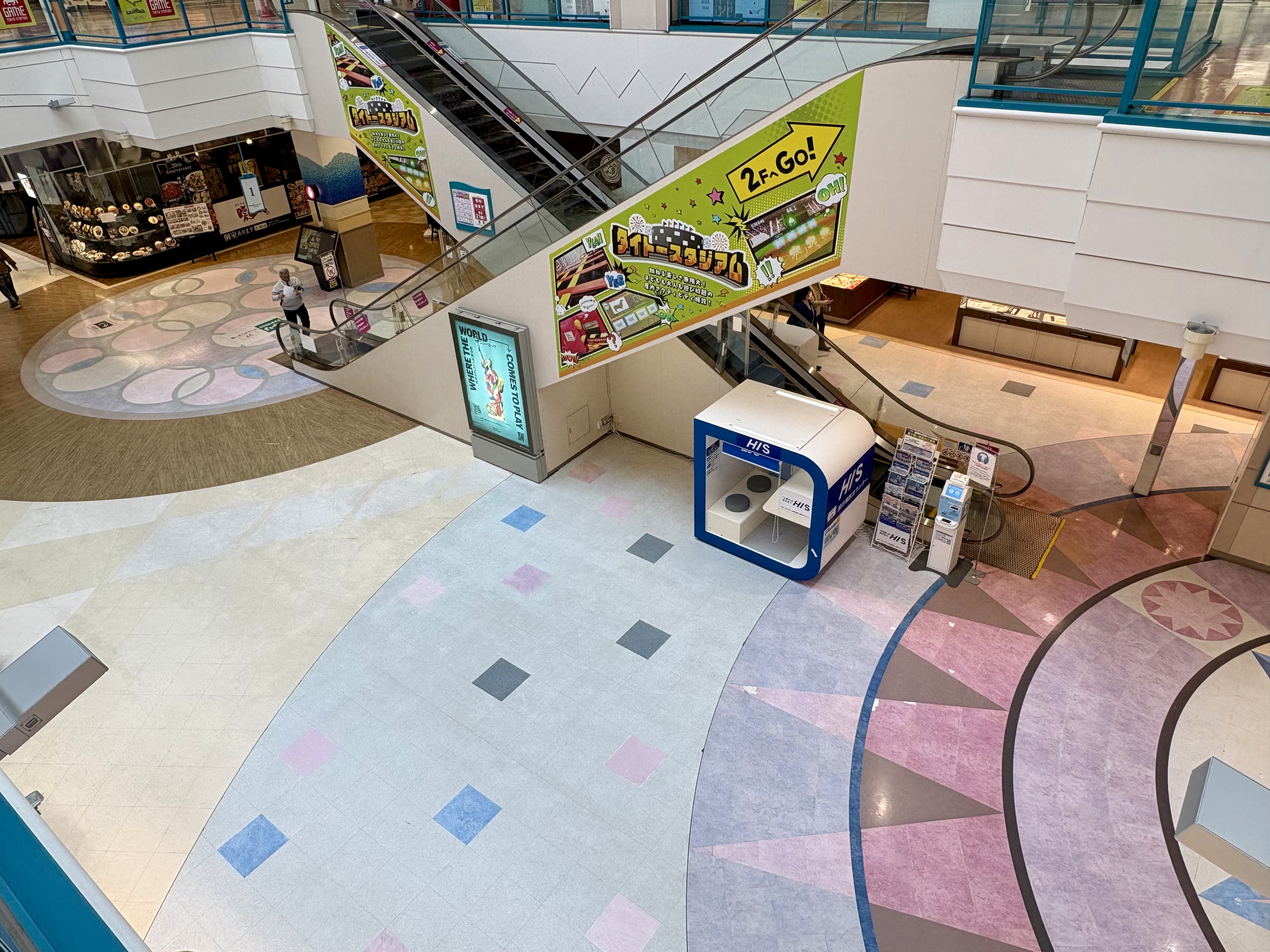 【イオンモール釧路昭和】飲食店側（ＧＵ前）エスカレーター横