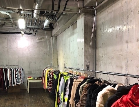 16.吊り下げ式ワイヤーラック