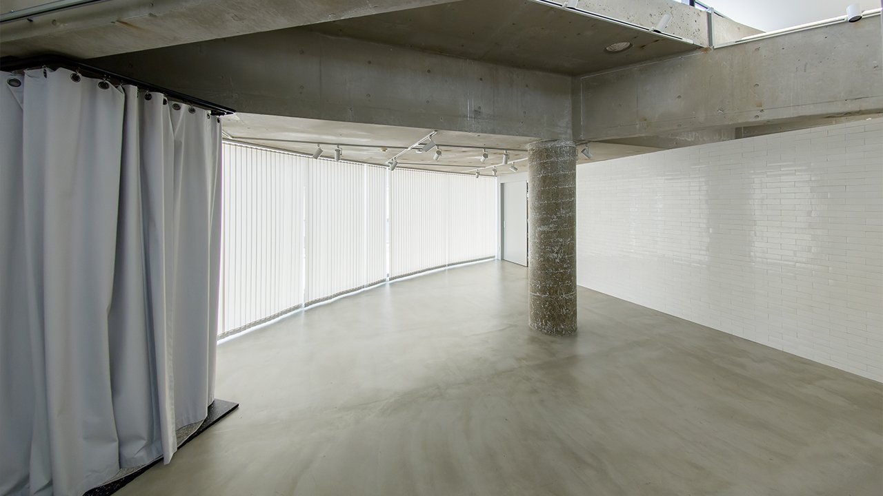 【代官山駅目の前】天井高最大8.6mを誇る120㎡の広々空間に差し込む自然光。展示会・受注会・商用撮影に最適な都会的ギャラリー