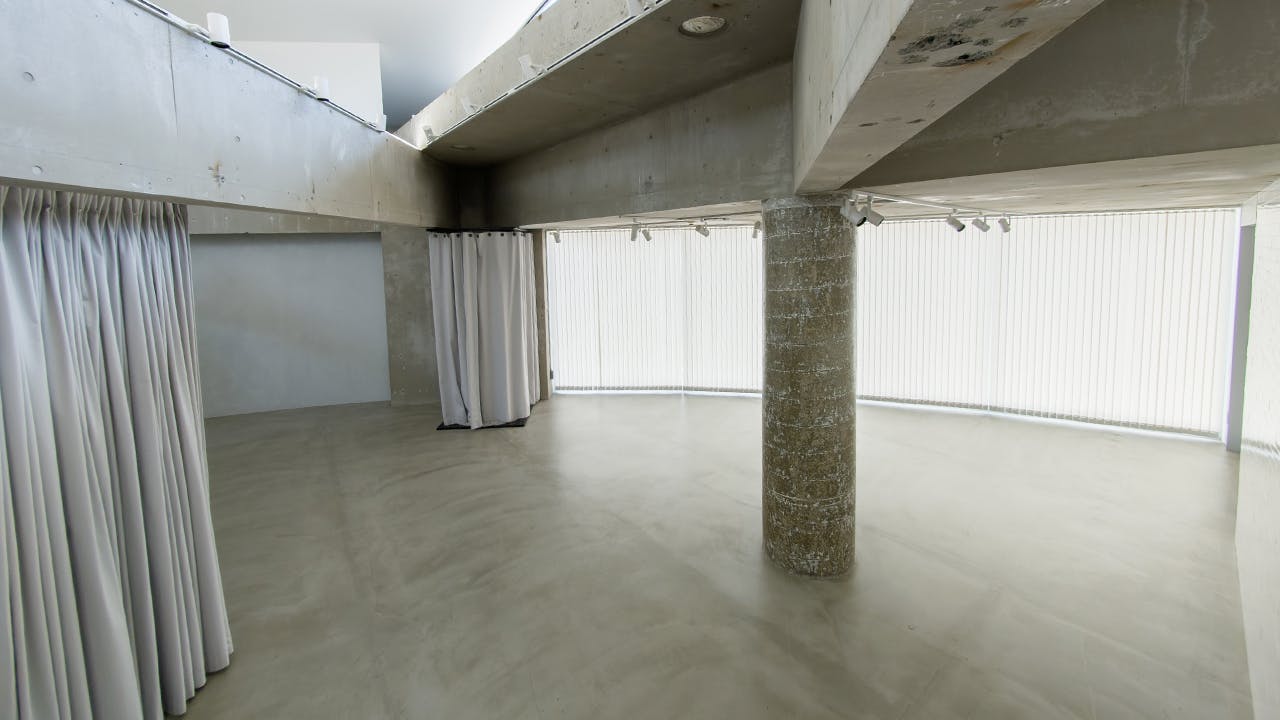 【代官山駅目の前】天井高最大8.6mを誇る120㎡の広々空間に差し込む自然光。展示会・受注会・商用撮影に最適な都会的ギャラリーの画像