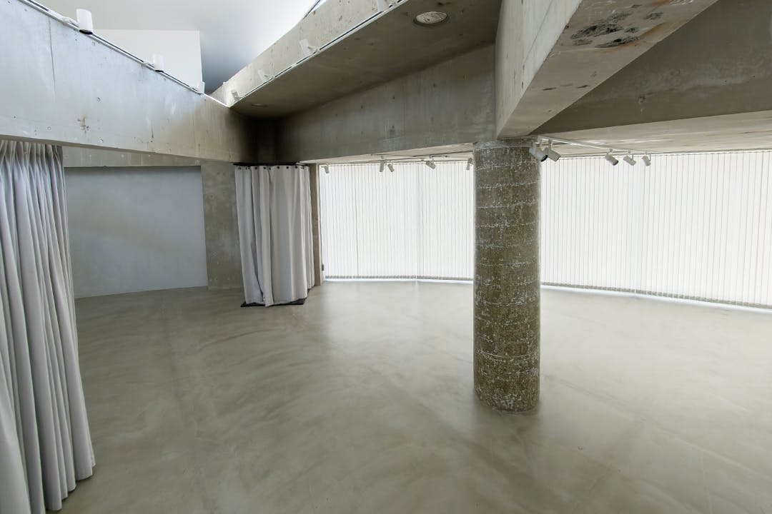 【代官山駅目の前】天井高最大8.6mを誇る120㎡の広々空間に差し込む自然光。展示会・受注会・商用撮影に最適な都会的ギャラリー