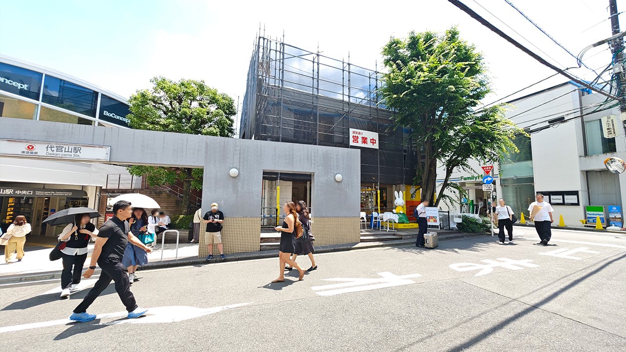 【代官山駅目の前】天井高最大8.6mを誇る120㎡の広々空間に差し込む自然光。展示会・受注会・商用撮影に最適な都会的ギャラリー