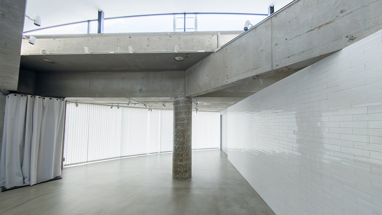 【代官山駅目の前】天井高最大8.6mを誇る120㎡の広々空間に差し込む自然光。展示会・受注会・商用撮影に最適な都会的ギャラリー