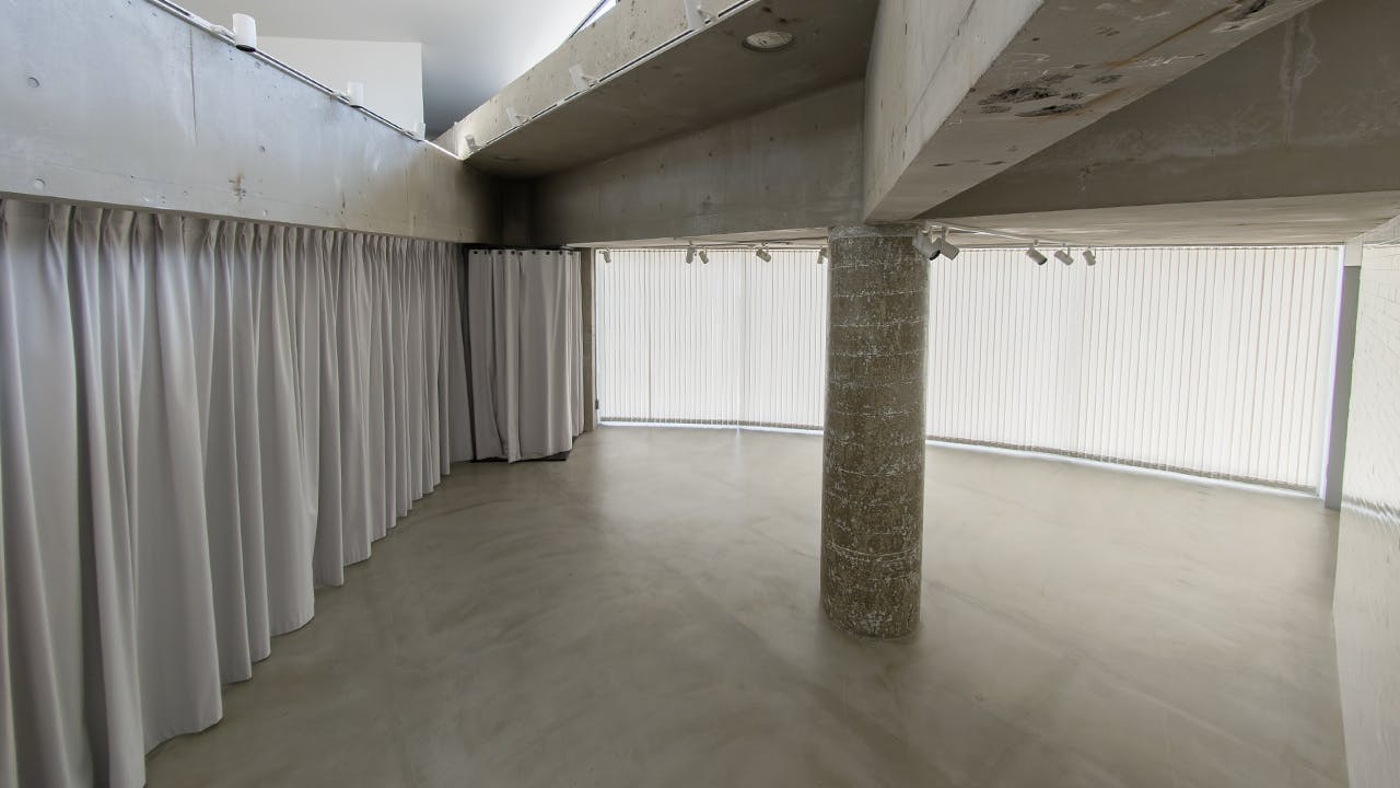 【代官山駅目の前】天井高最大8.6mを誇る120㎡の広々空間に差し込む自然光。展示会・受注会・商用撮影に最適な都会的ギャラリー