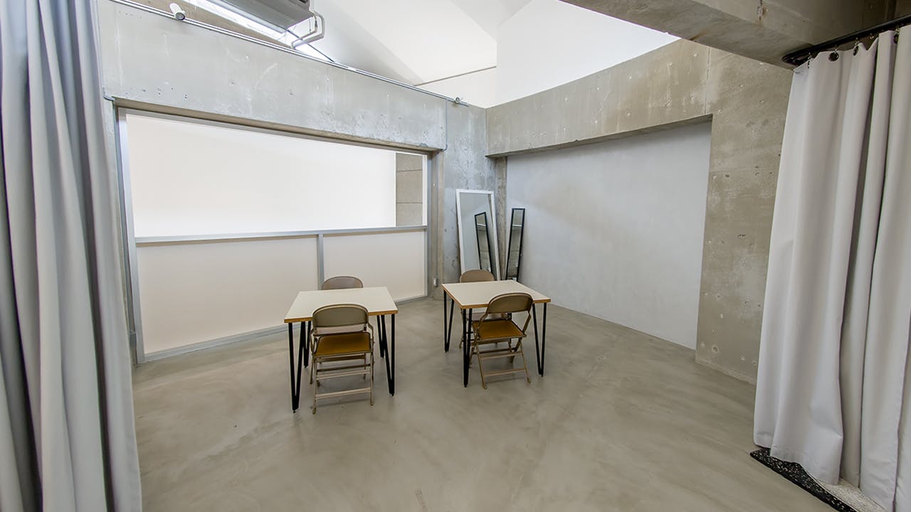 【代官山駅目の前】天井高最大8.6mを誇る120㎡の広々空間に差し込む自然光。展示会・受注会・商用撮影に最適な都会的ギャラリー