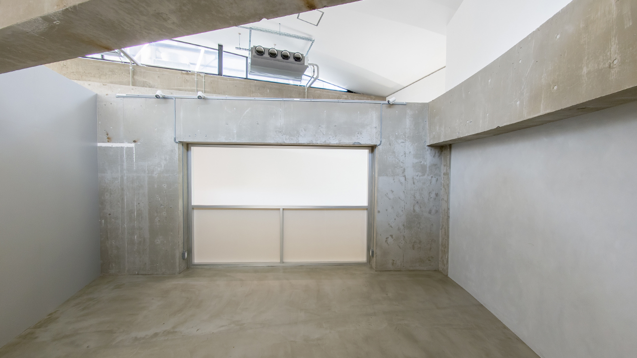 【代官山駅目の前】天井高最大8.6mを誇る120㎡の広々空間に差し込む自然光。展示会・受注会・商用撮影に最適な都会的ギャラリー