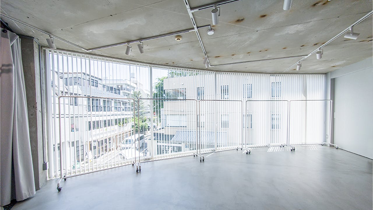 【代官山駅目の前】天井高最大8.6mを誇る120㎡の広々空間に差し込む自然光。展示会・受注会・商用撮影に最適な都会的ギャラリー