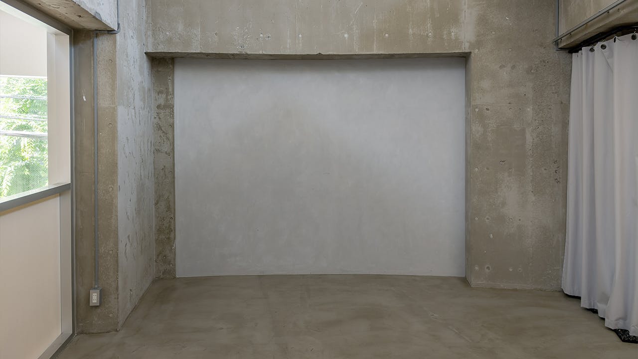 【代官山駅目の前】天井高最大8.6mを誇る120㎡の広々空間に差し込む自然光。展示会・受注会・商用撮影に最適な都会的ギャラリー