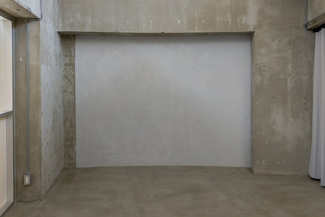 【代官山駅目の前】天井高最大8.6mを誇る120㎡の広々空間に差し込む自然光。展示会・受注会・商用撮影に最適な都会的ギャラリー