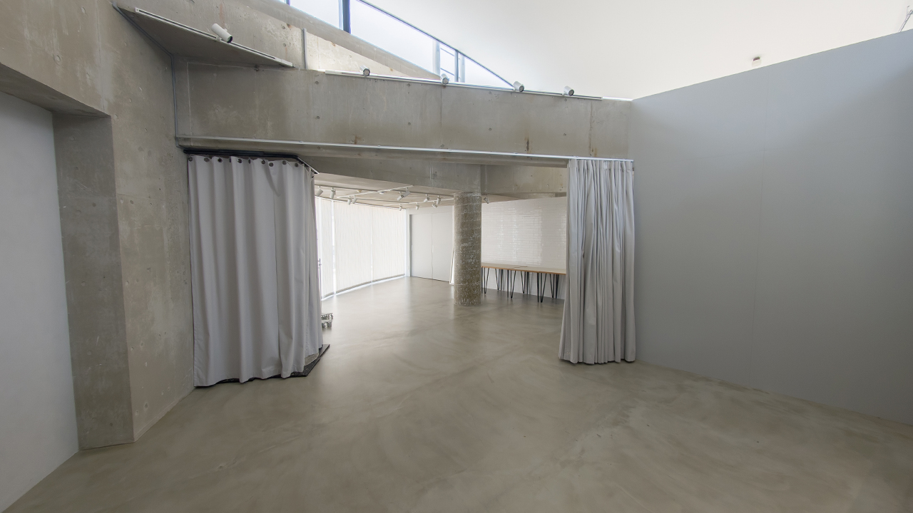 【代官山駅目の前】天井高最大8.6mを誇る120㎡の広々空間に差し込む自然光。展示会・受注会・商用撮影に最適な都会的ギャラリー