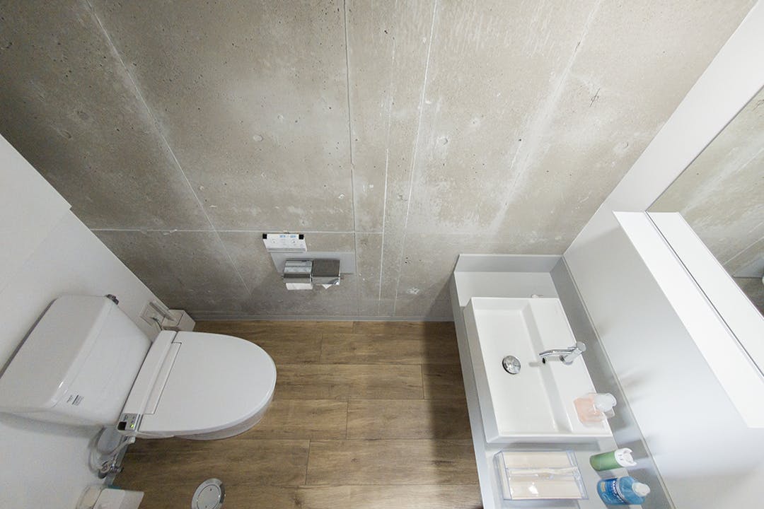 【代官山駅目の前】天井高最大8.6mを誇る120㎡の広々空間に差し込む自然光。展示会・受注会・商用撮影に最適な都会的ギャラリー