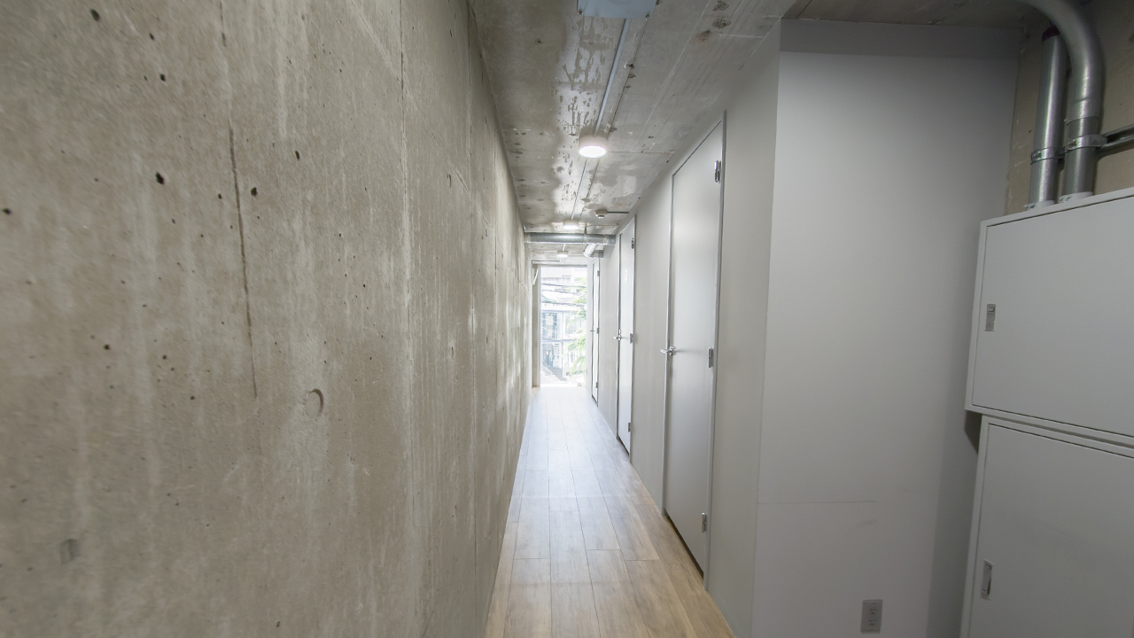 【代官山駅目の前】天井高最大8.6mを誇る120㎡の広々空間に差し込む自然光。展示会・受注会・商用撮影に最適な都会的ギャラリー