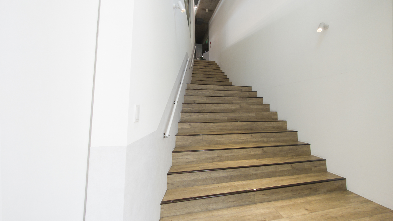 【代官山駅目の前】天井高最大8.6mを誇る120㎡の広々空間に差し込む自然光。展示会・受注会・商用撮影に最適な都会的ギャラリー