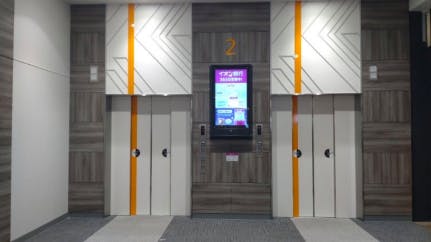 【イオンモール津南】モール内広告 エレベーター扉の画像