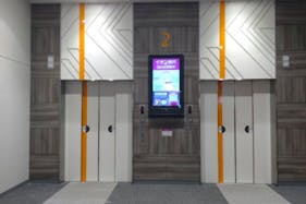 【イオンモール津南】モール内広告 エレベーター扉